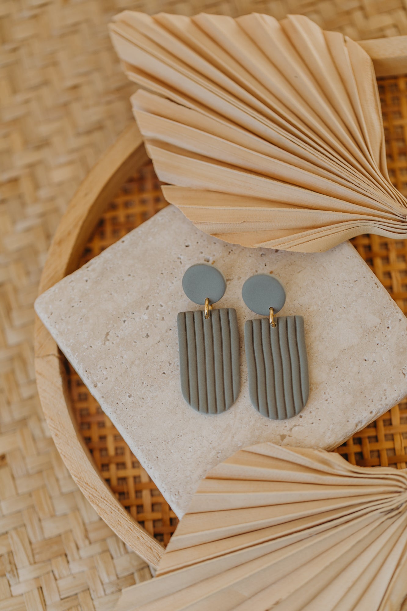 MOEMI - striped green bow-shaped earrings