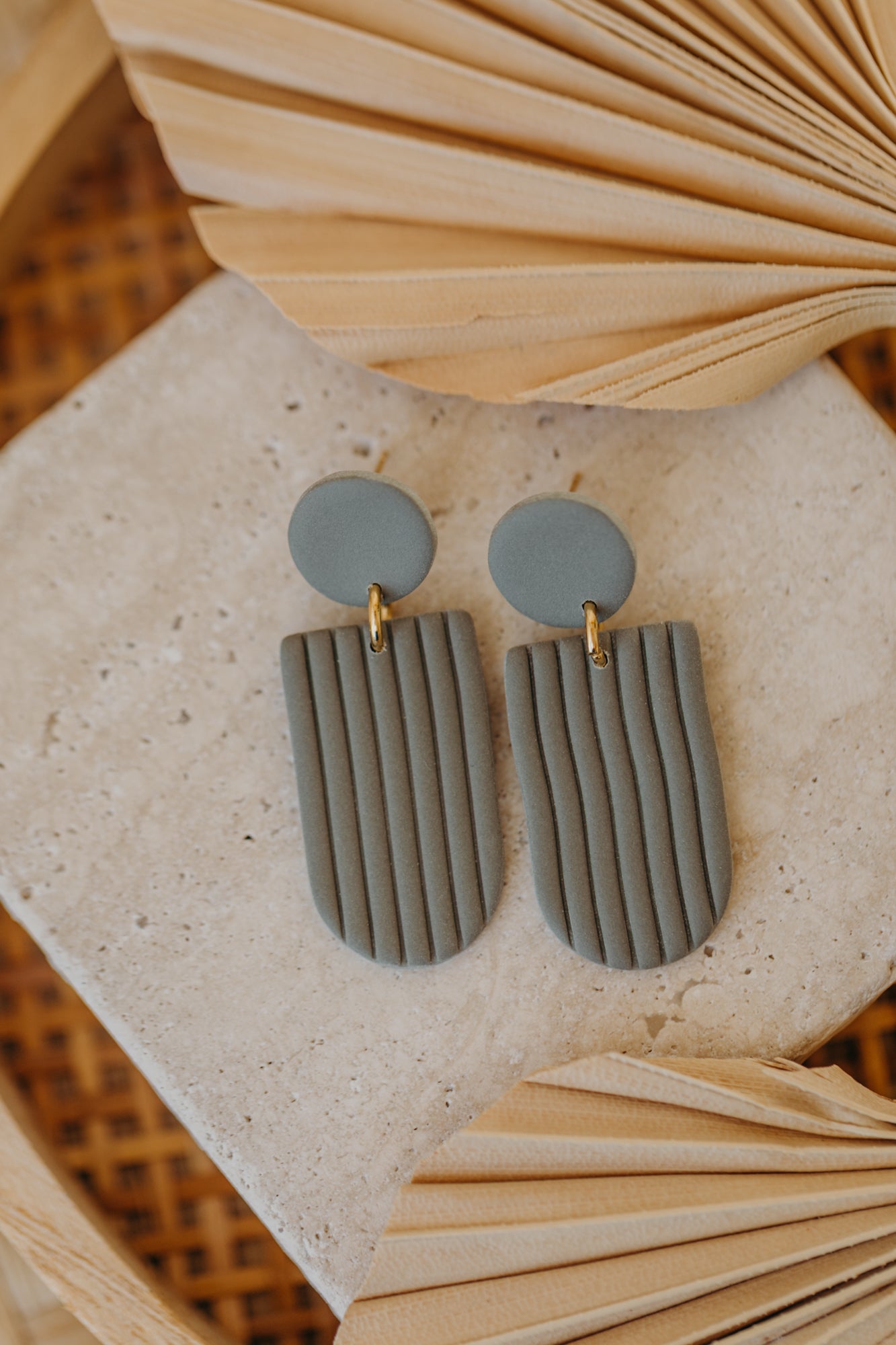 MOEMI - striped green bow-shaped earrings