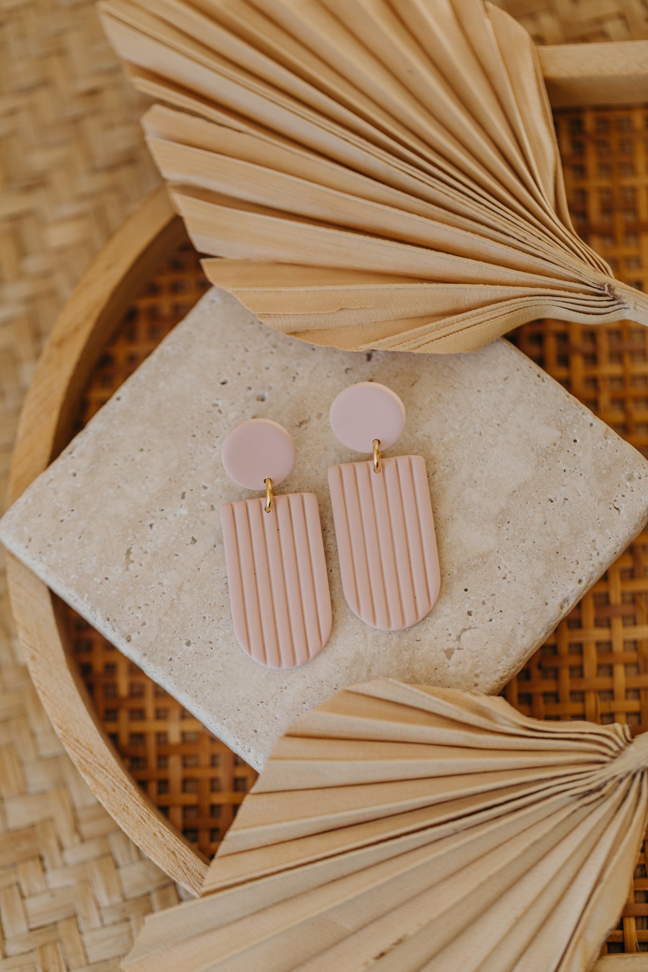 MOEMI - striped pink bow-shaped earrings