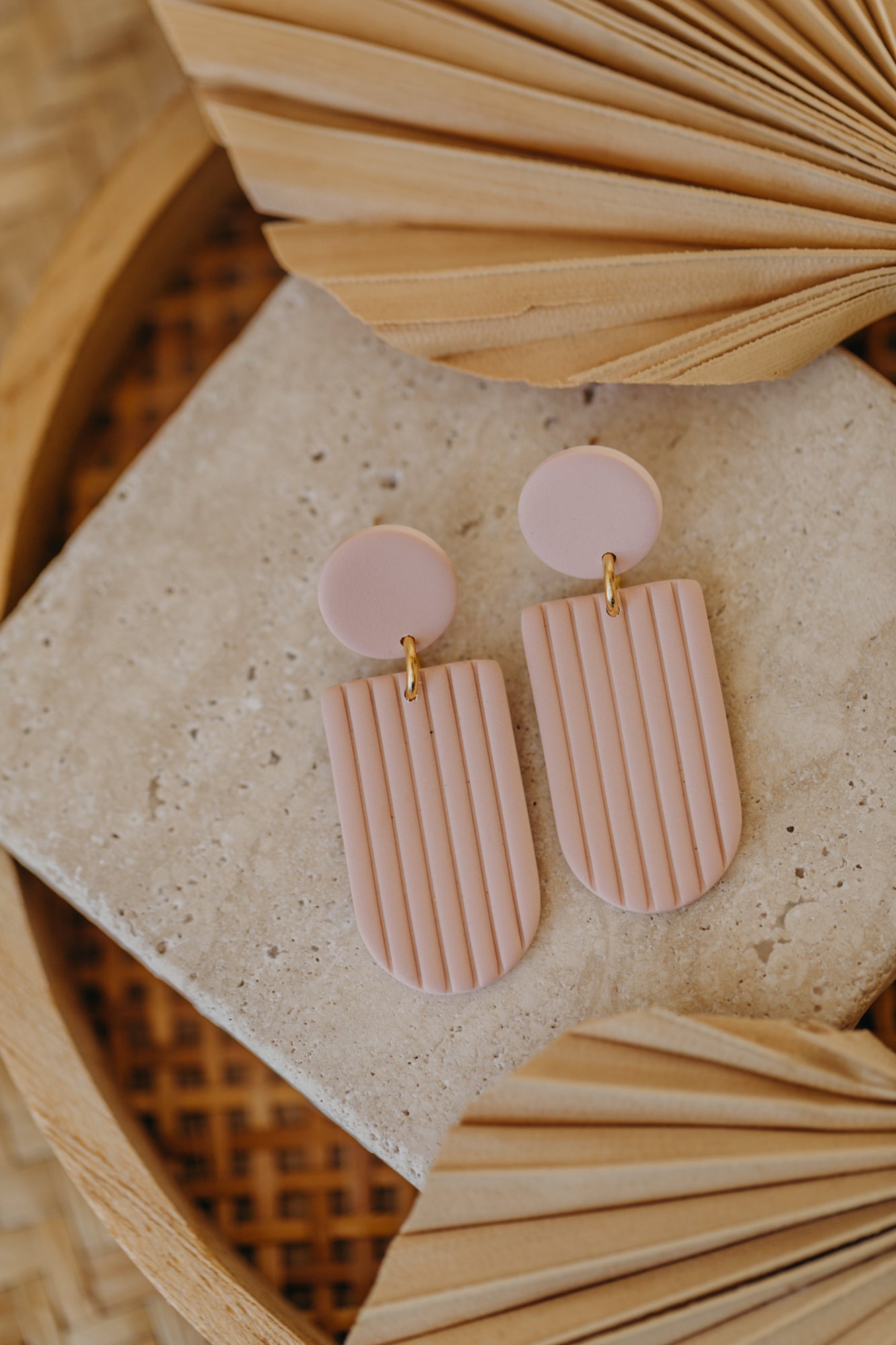 MOEMI - striped pink bow-shaped earrings