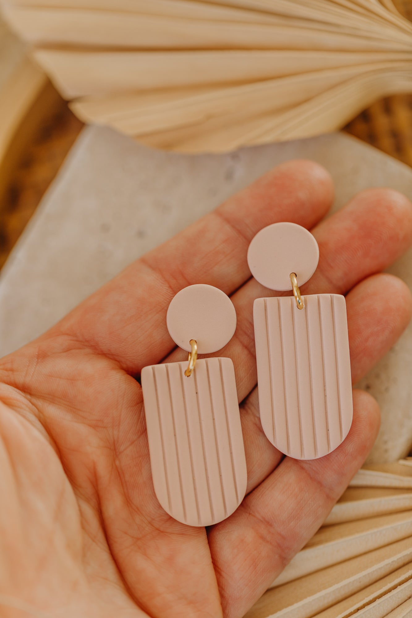 MOEMI - striped pink bow-shaped earrings