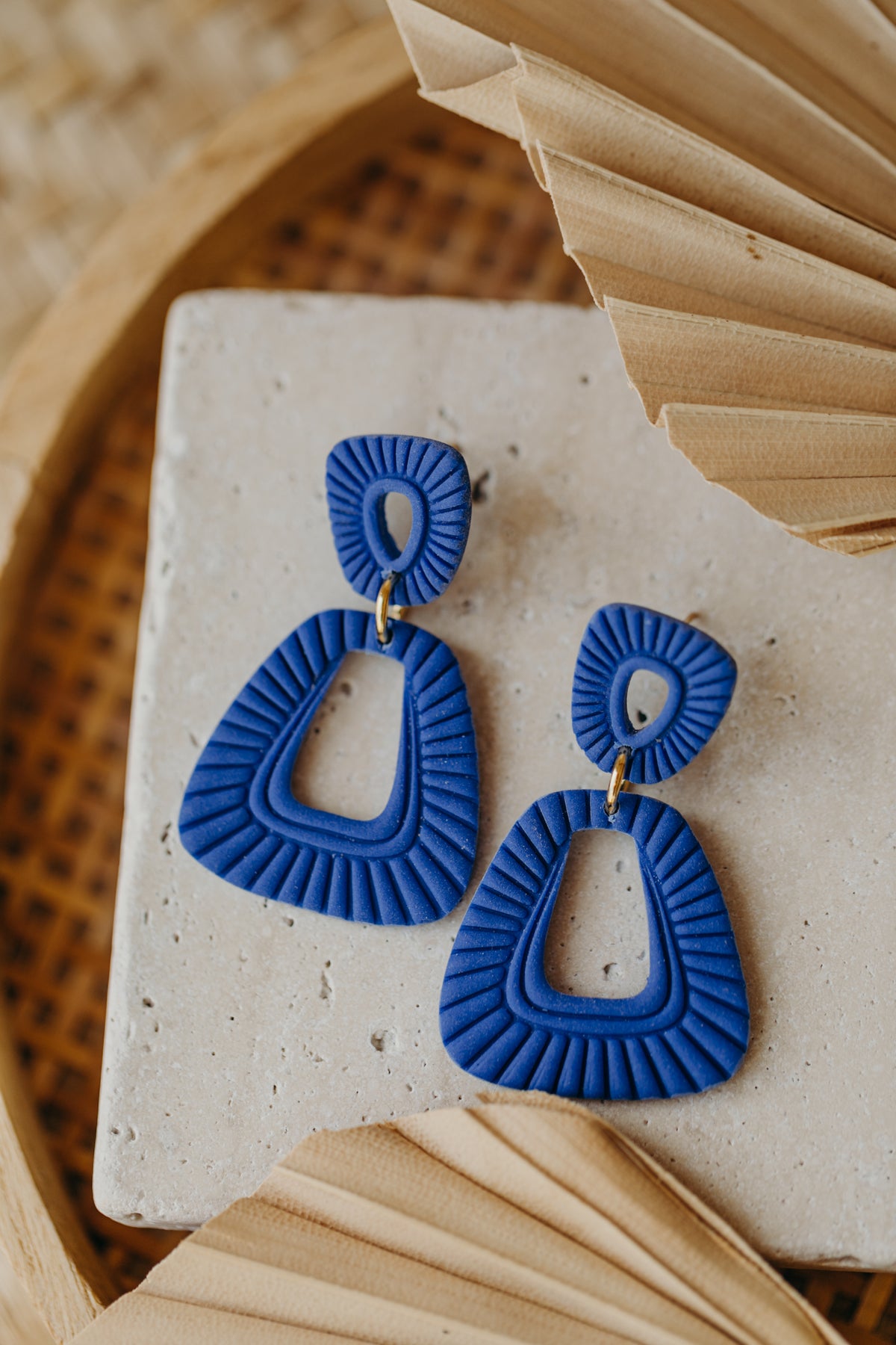 MONIQUE - einfarbige Polymer Ton Ohrringe mit Linien in Blau