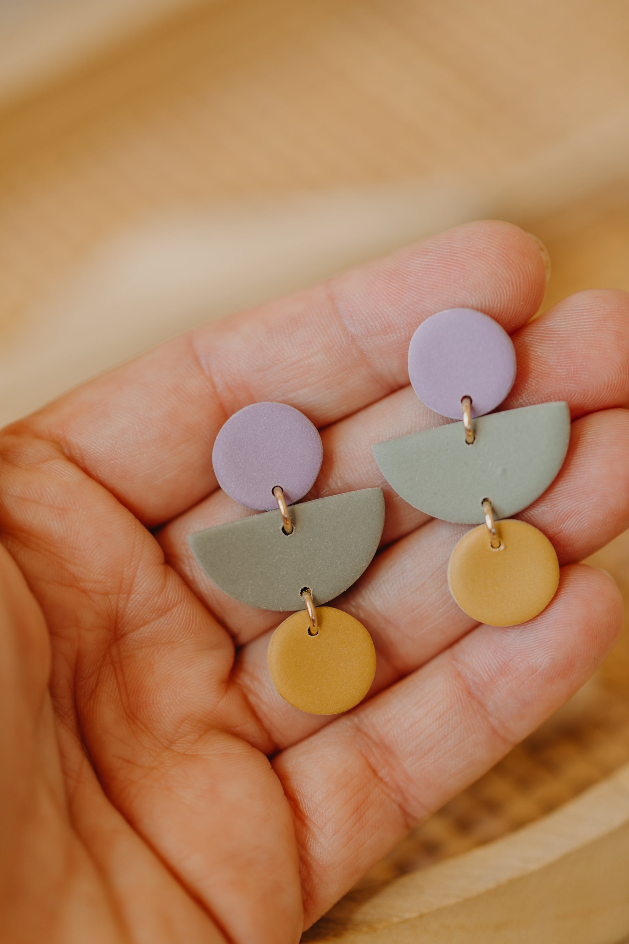 MAILIN - Polymer Ton Ohrringe in Hellem Lila, Eukalyptus Grün und softes Senfgelb