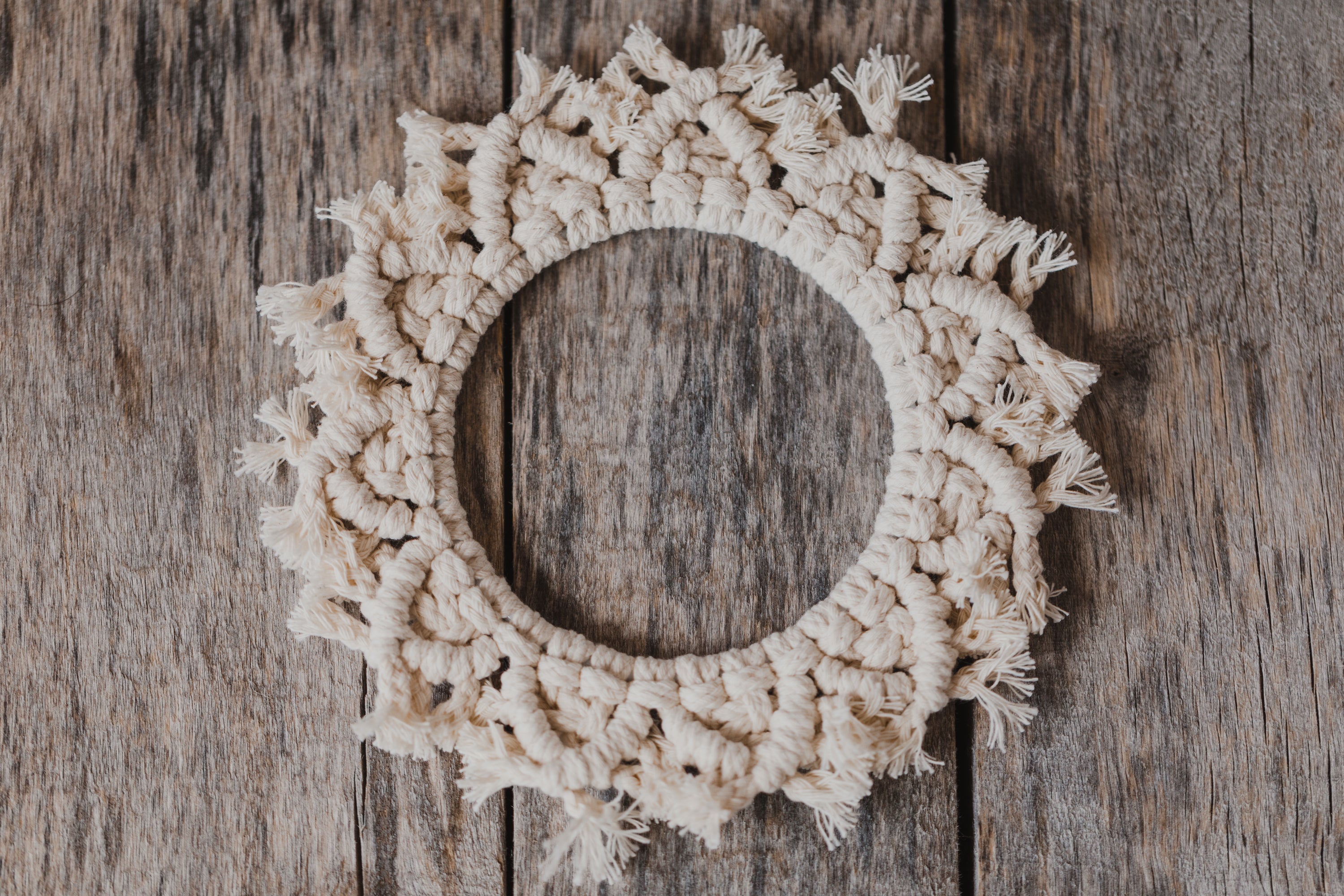 große Makramee Sterne in den Farben Vanille, Rosa und Grau