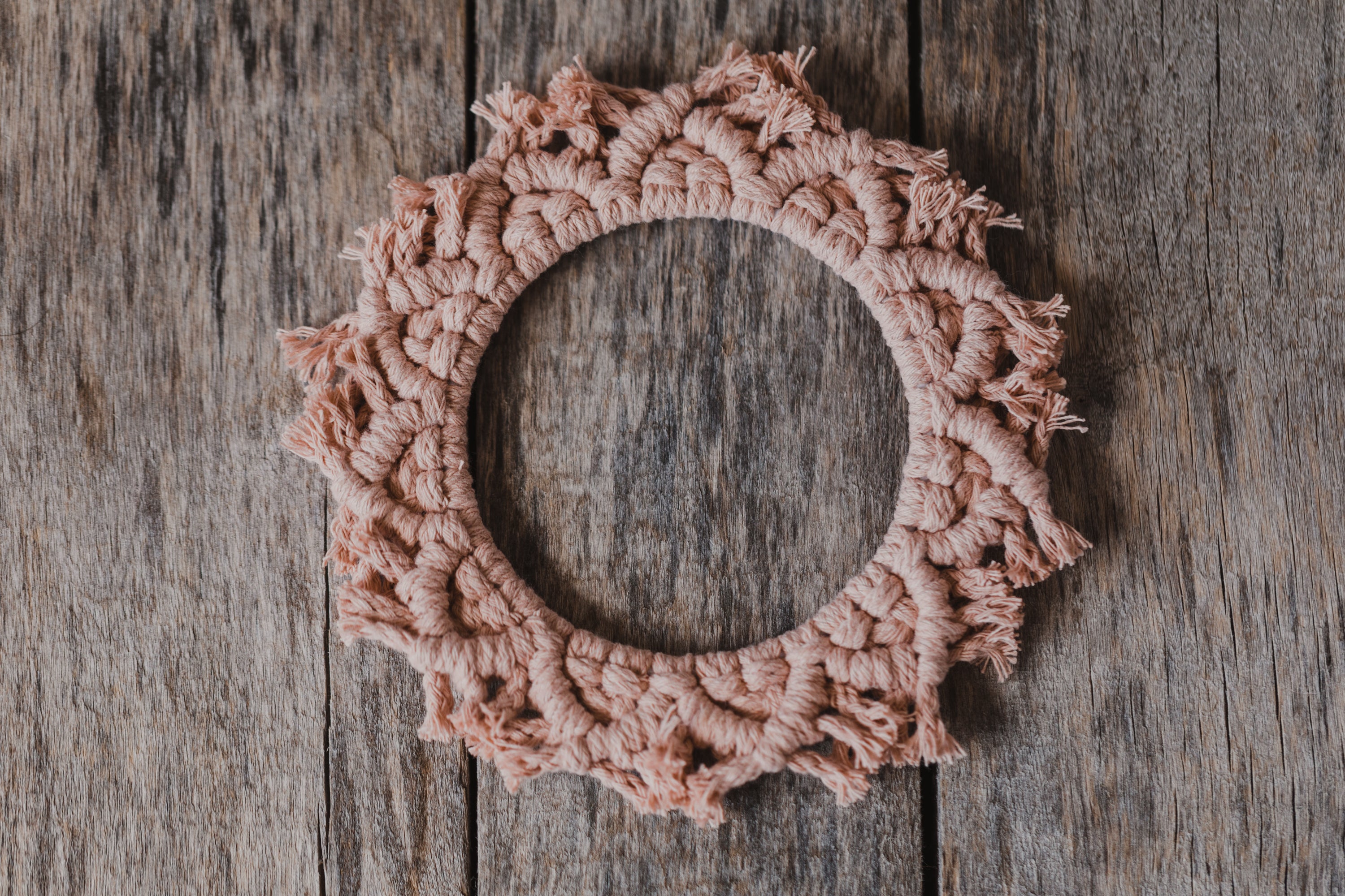 große Makramee Sterne in den Farben Vanille, Rosa und Grau