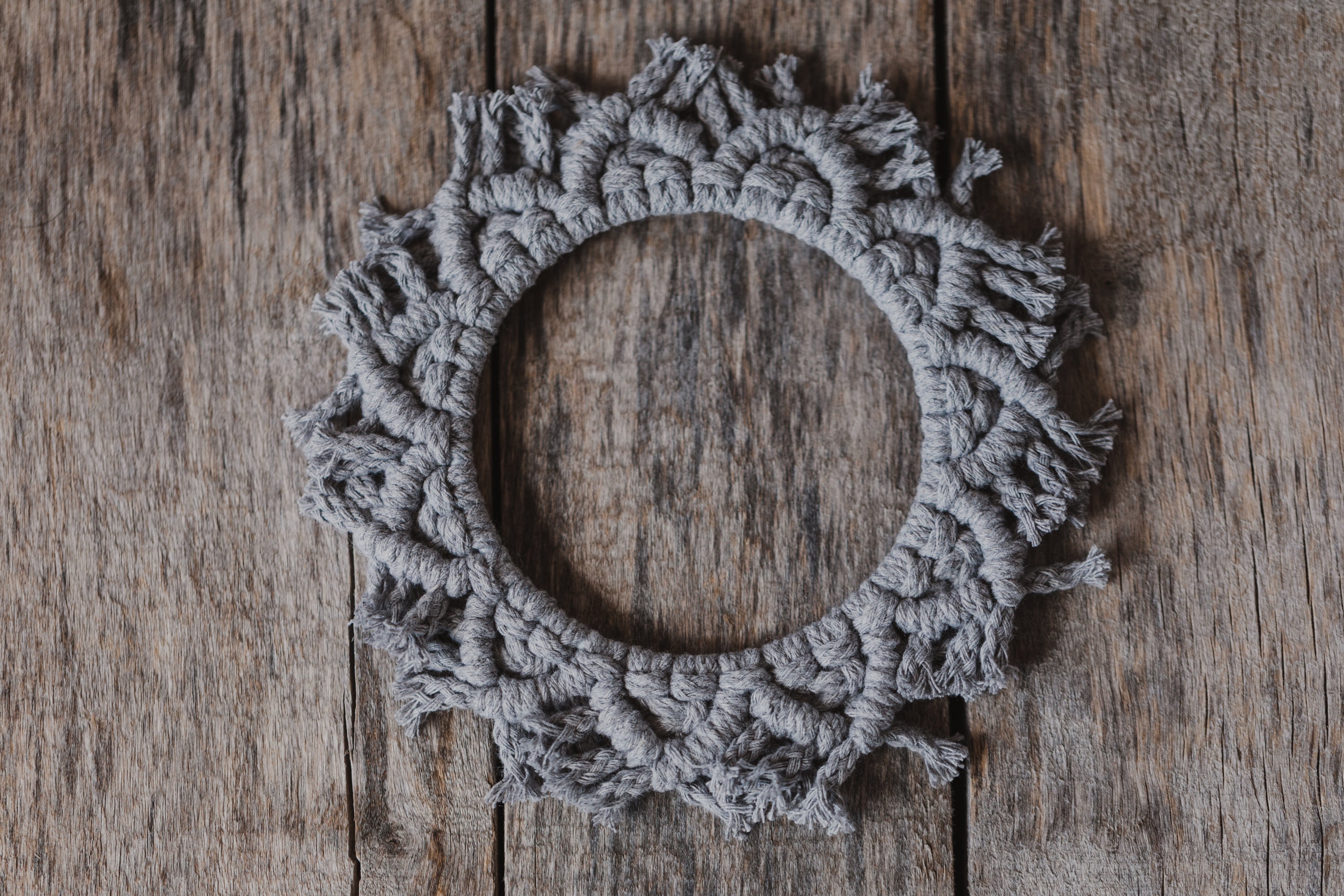 große Makramee Sterne in den Farben Vanille, Rosa und Grau