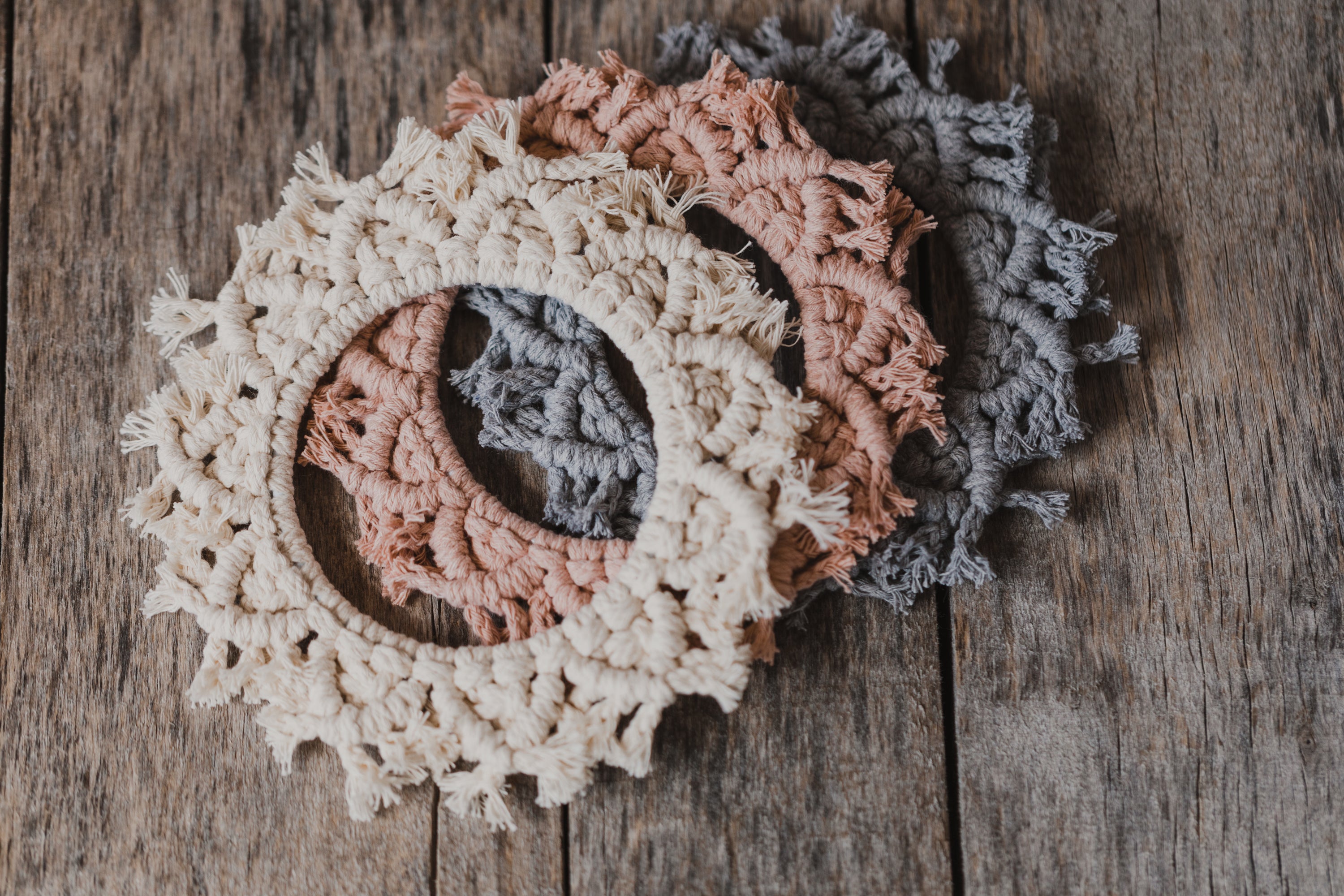 große Makramee Sterne in den Farben Vanille, Rosa und Grau