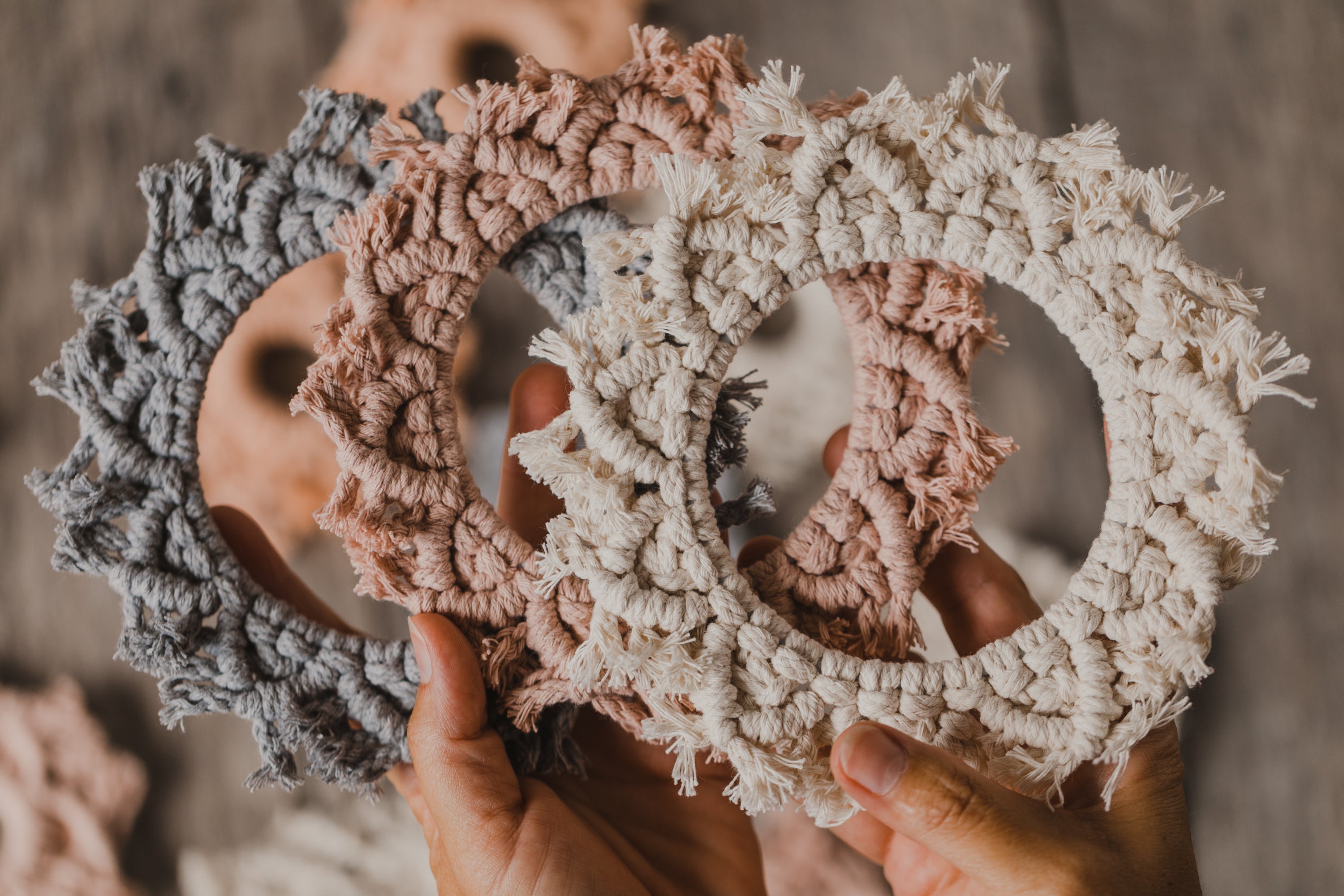 große Makramee Sterne in den Farben Vanille, Rosa und Grau