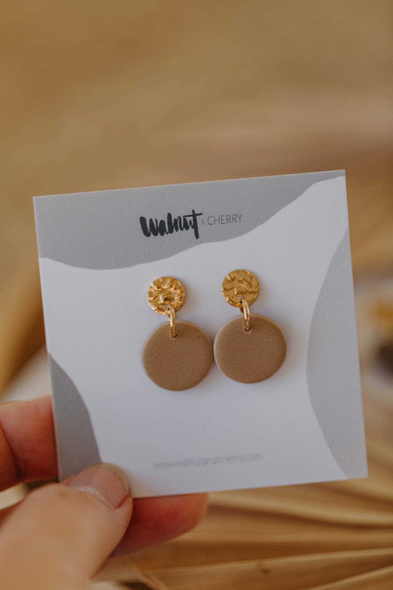 MAYLA - runde kleine Polymer Ton Ohrringe in Brauntönen