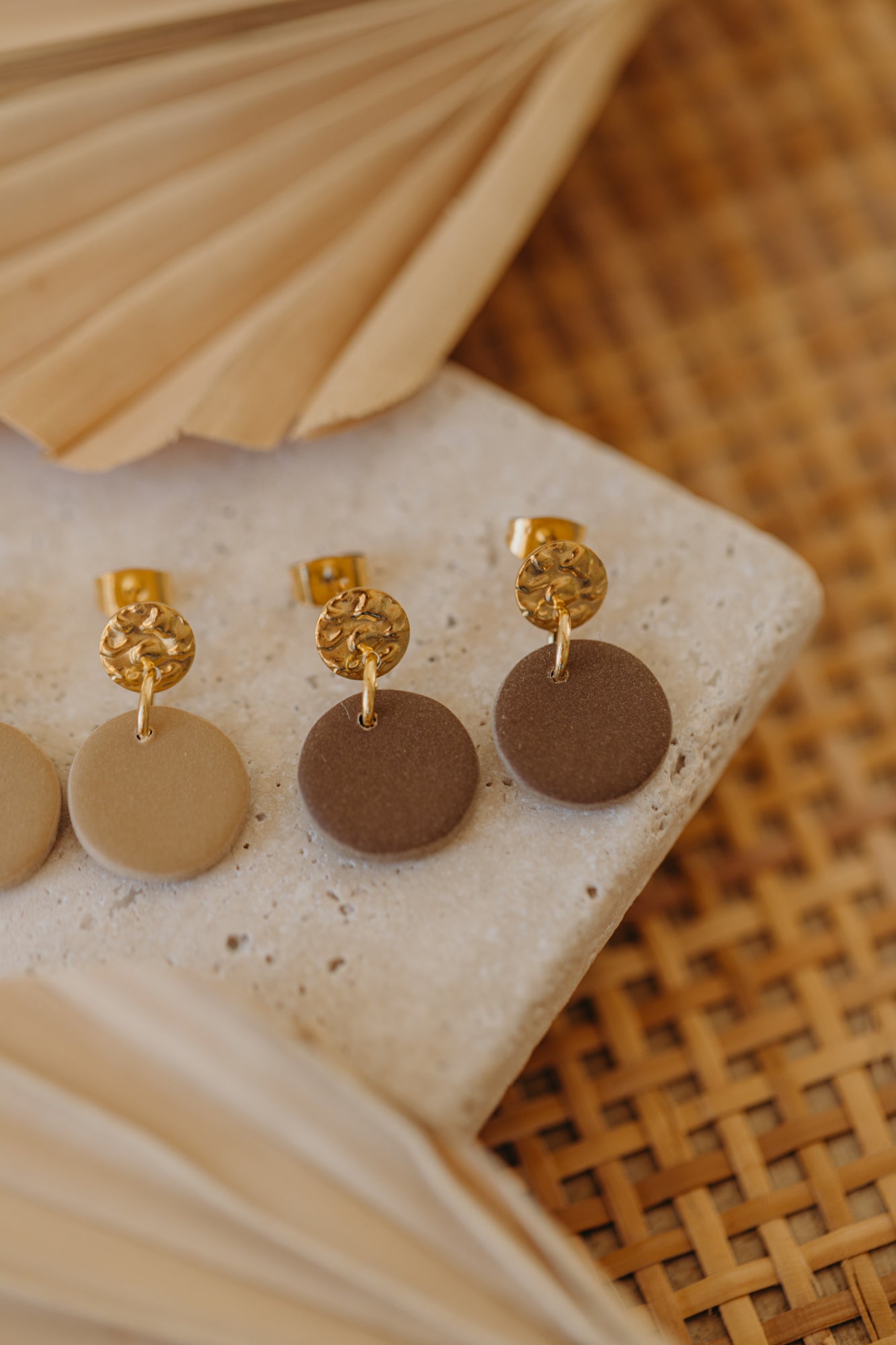 MAYLA - runde kleine Polymer Ton Ohrringe in Brauntönen
