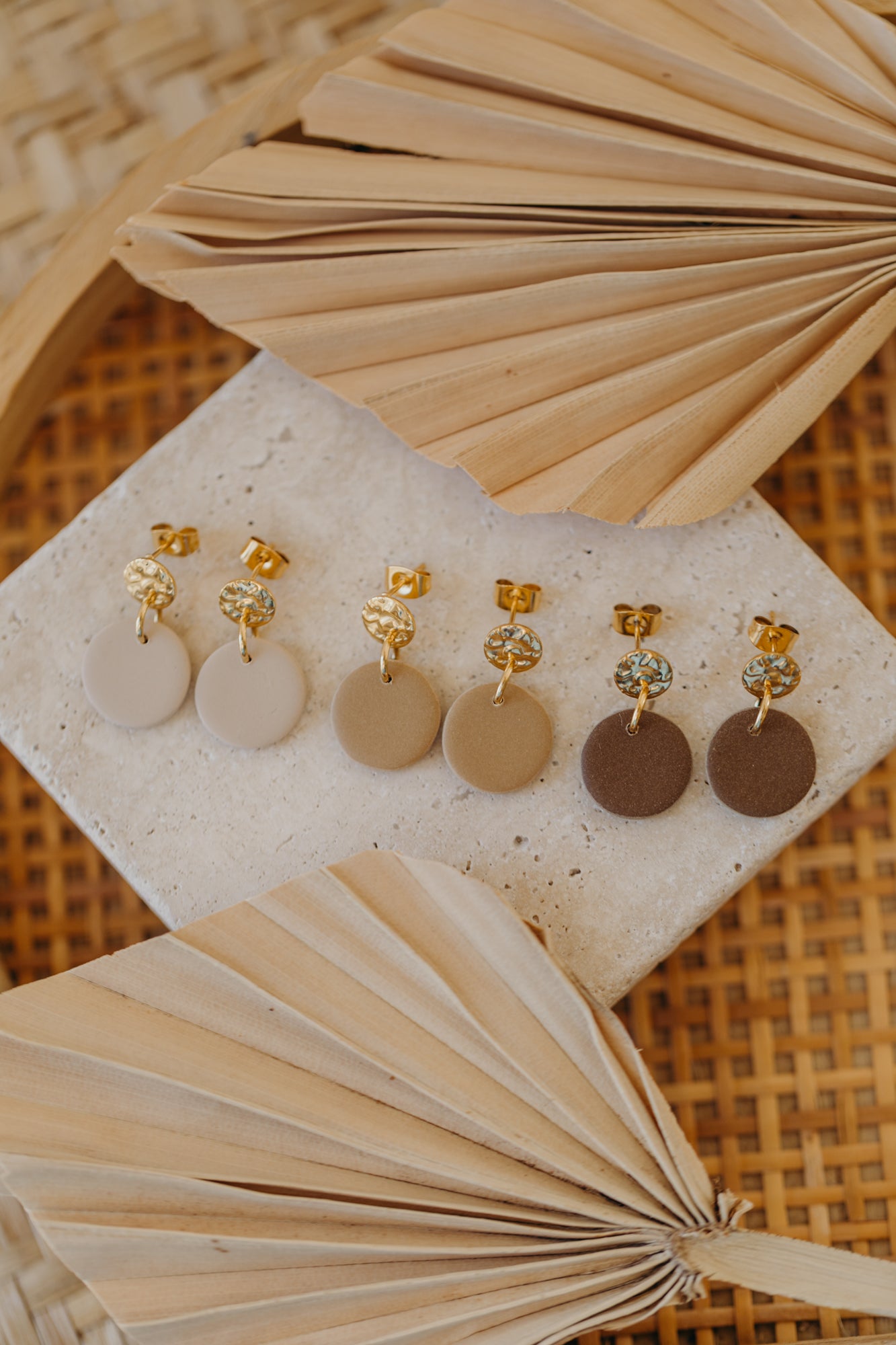 MAYLA - runde kleine Polymer Ton Ohrringe in Brauntönen