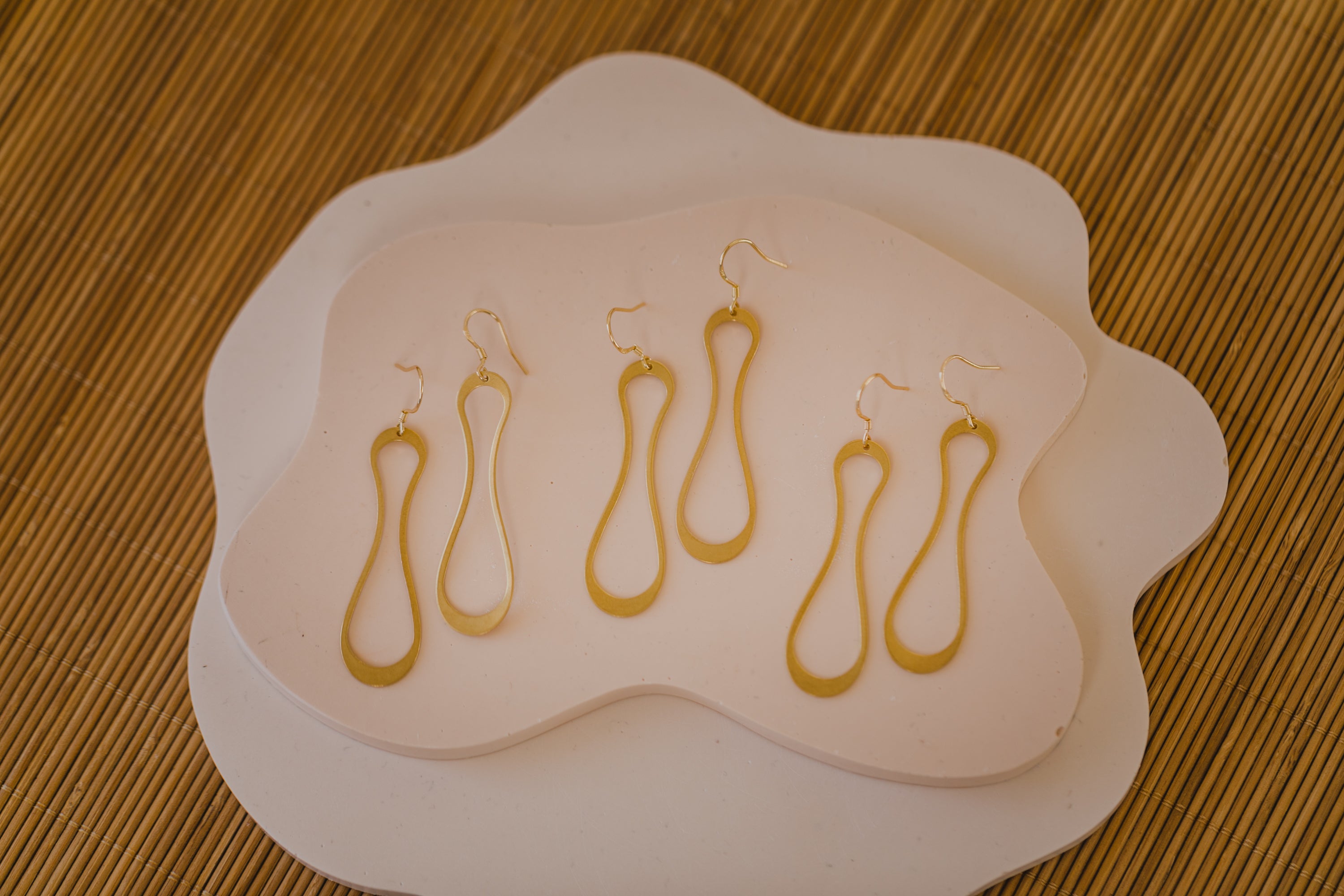 lange geschwungene Ohrringe aus Messing