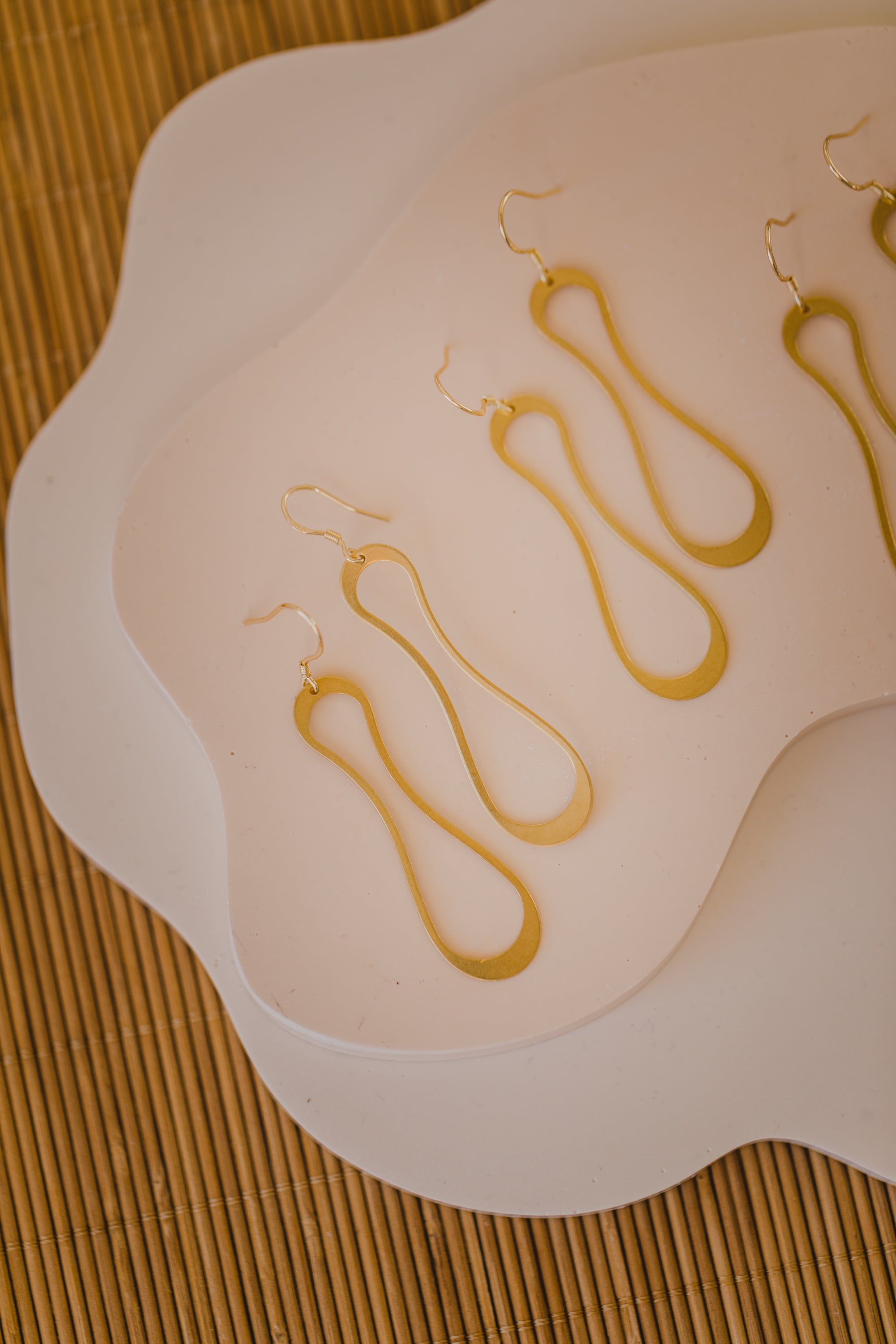 lange geschwungene Ohrringe aus Messing