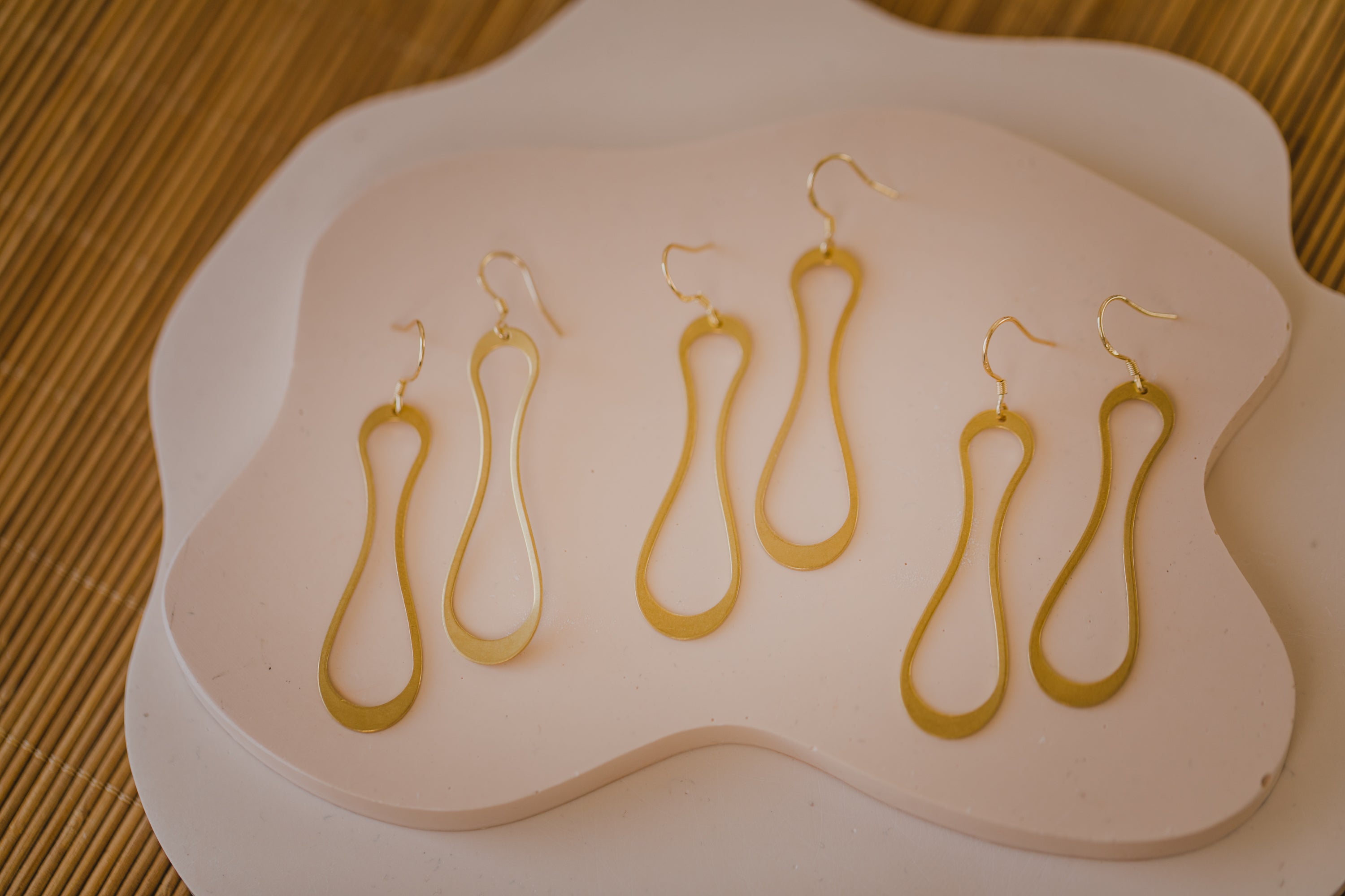 lange geschwungene Ohrringe aus Messing