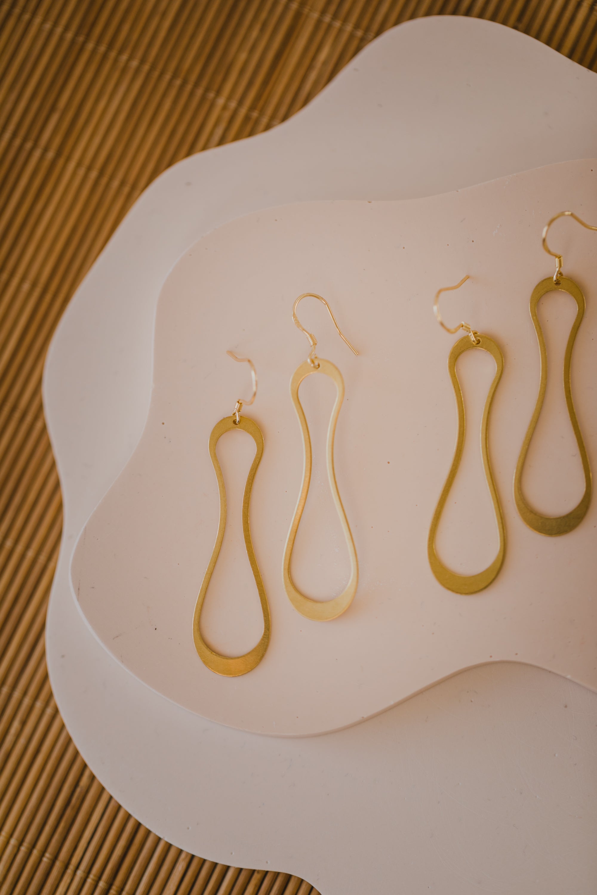 lange geschwungene Ohrringe aus Messing