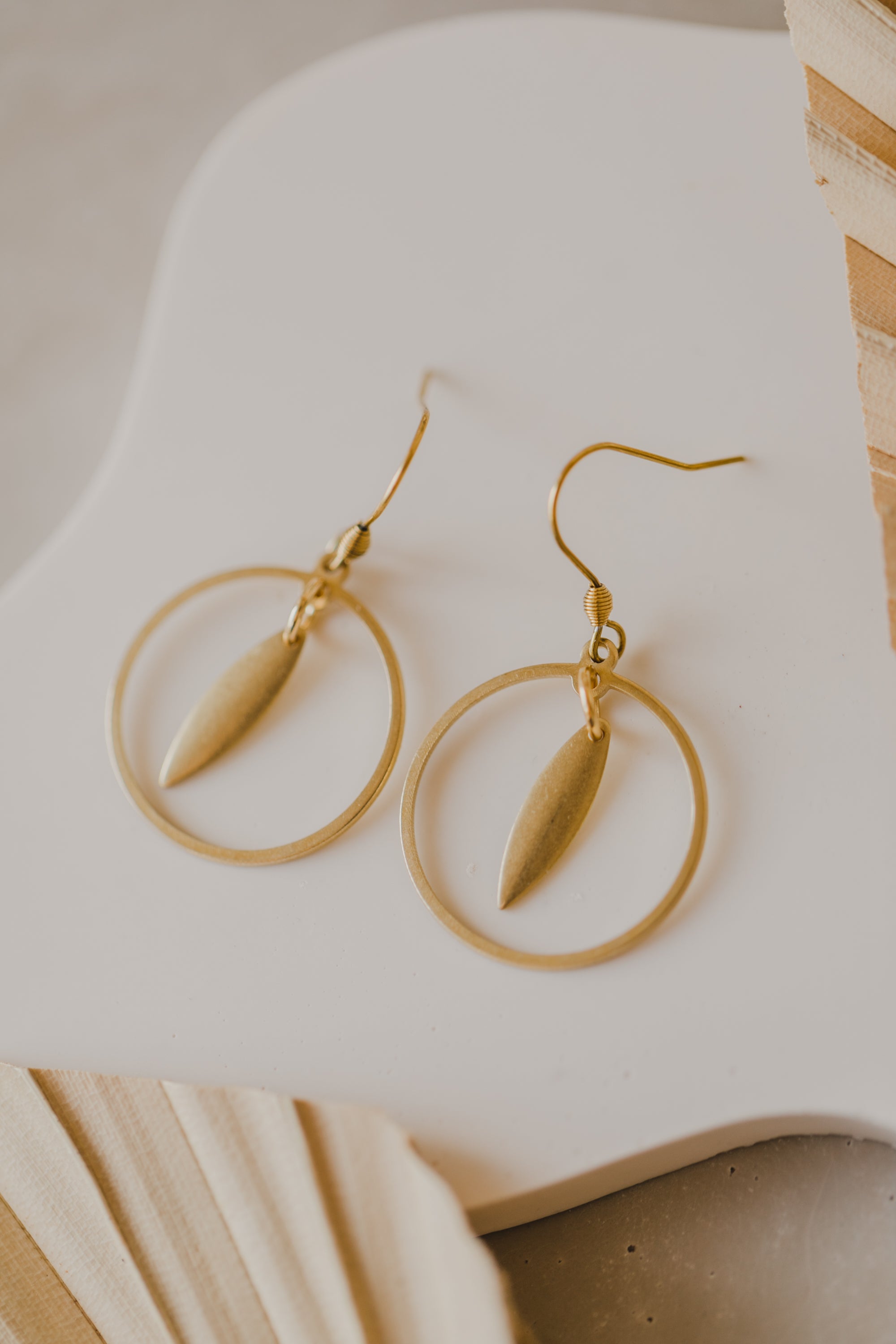 ROYA - leichte runde Ohrringe aus Messing