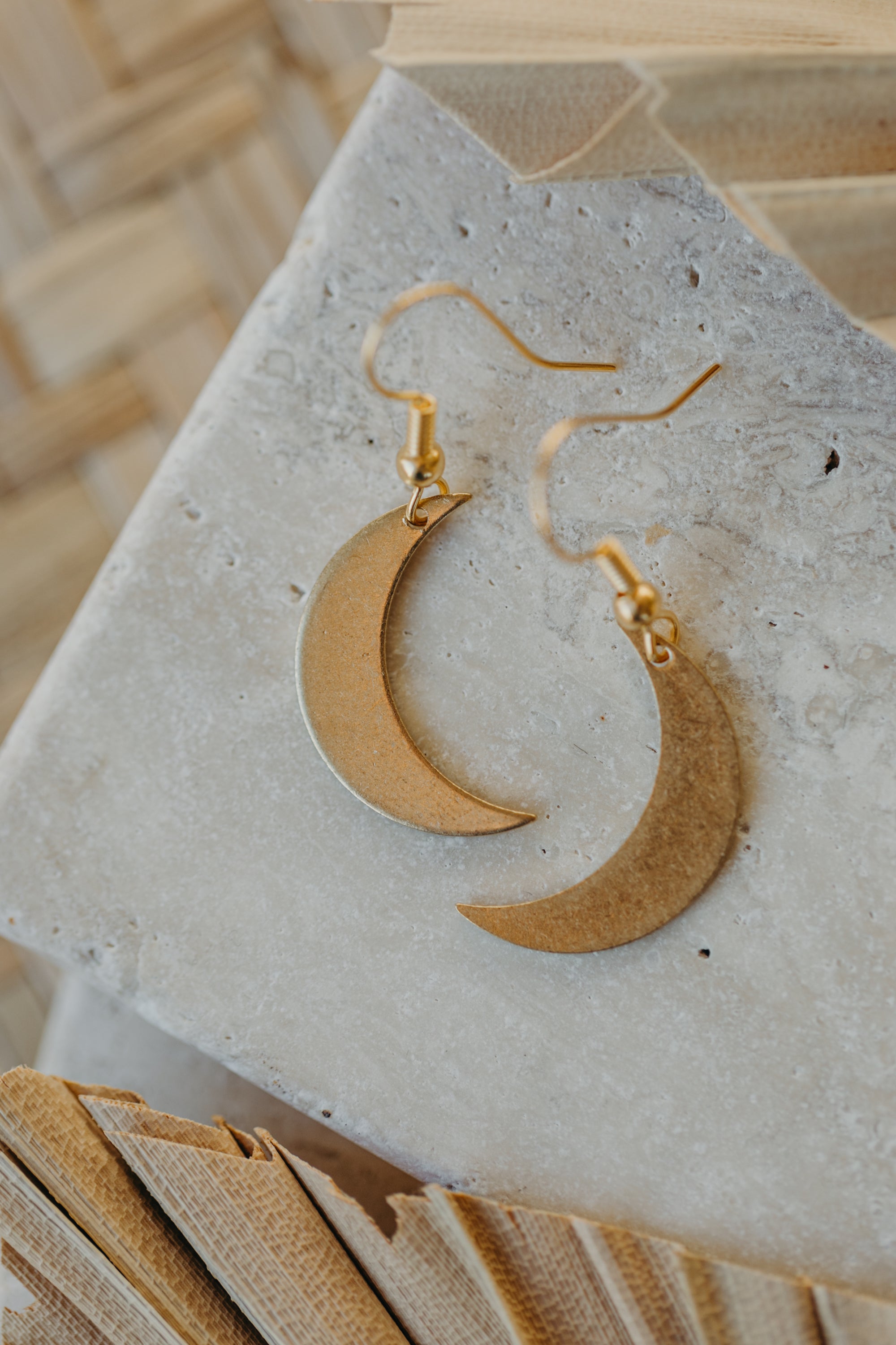 LIZ - Kleine Mond Ohrringe aus Messing