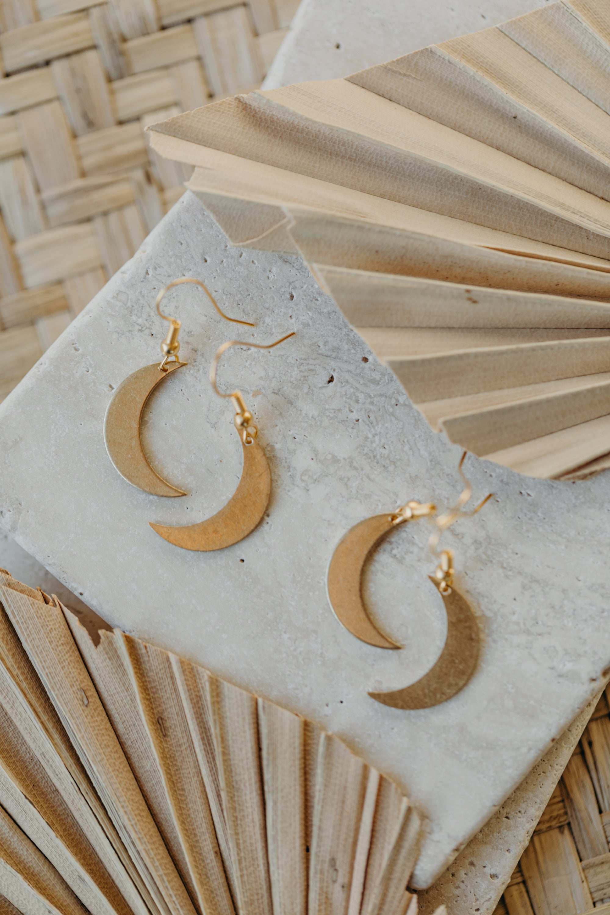 LIZ - Kleine Mond Ohrringe aus Messing