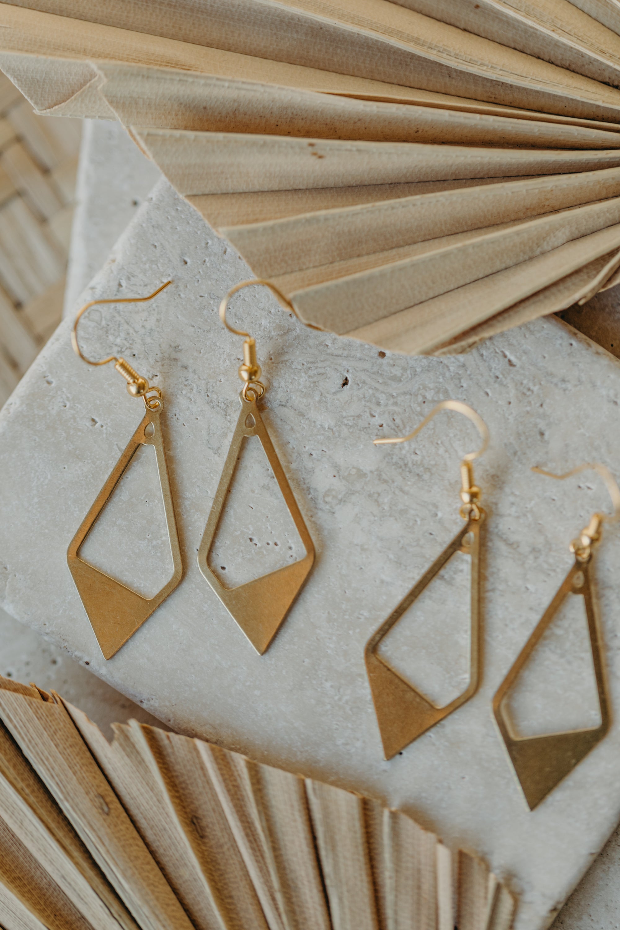 SYA - goldene Messing Ohrringe in Rauteform