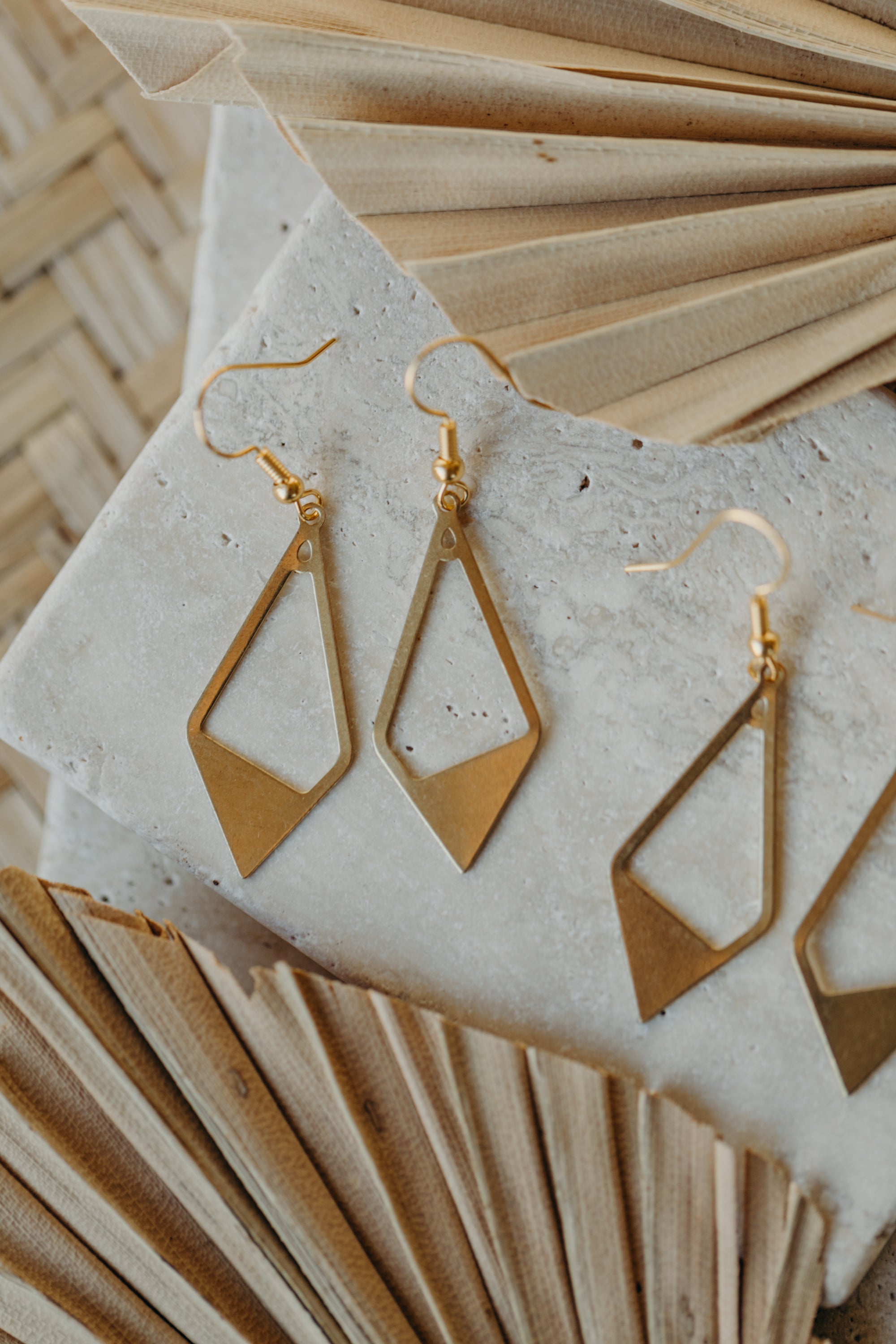 SYA - goldene Messing Ohrringe in Rauteform