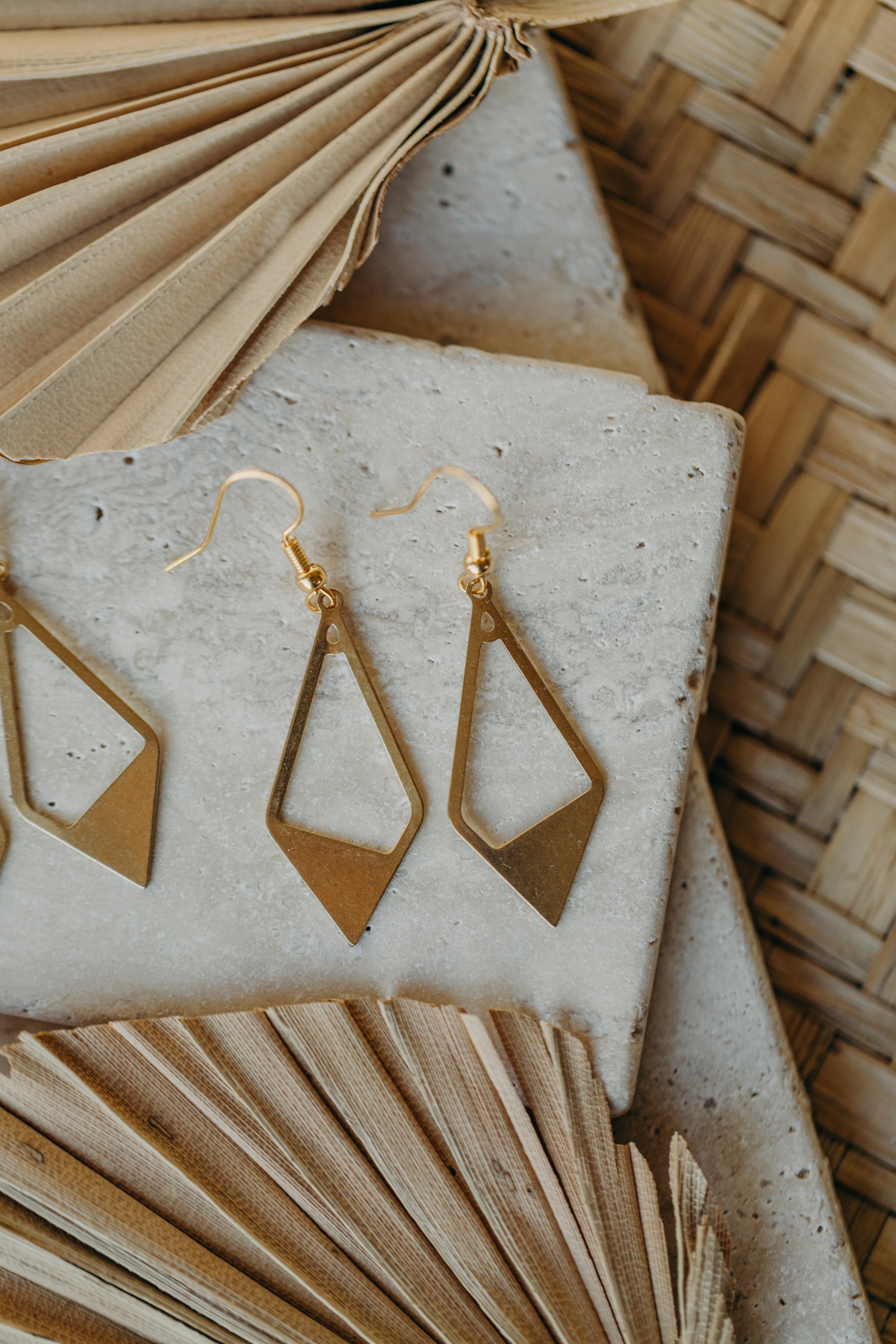 SYA - goldene Messing Ohrringe in Rauteform