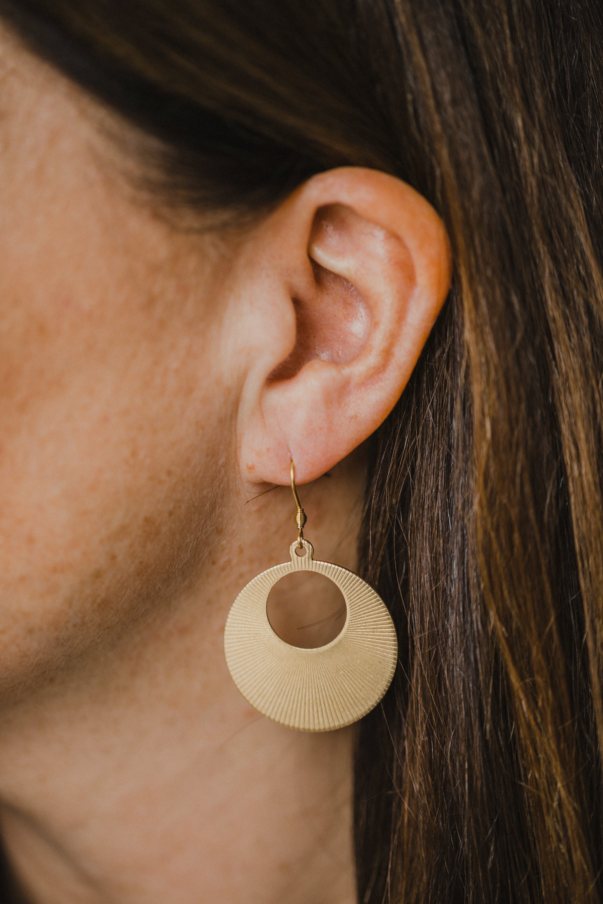 Messing Ohrringe rund mit Aussparung