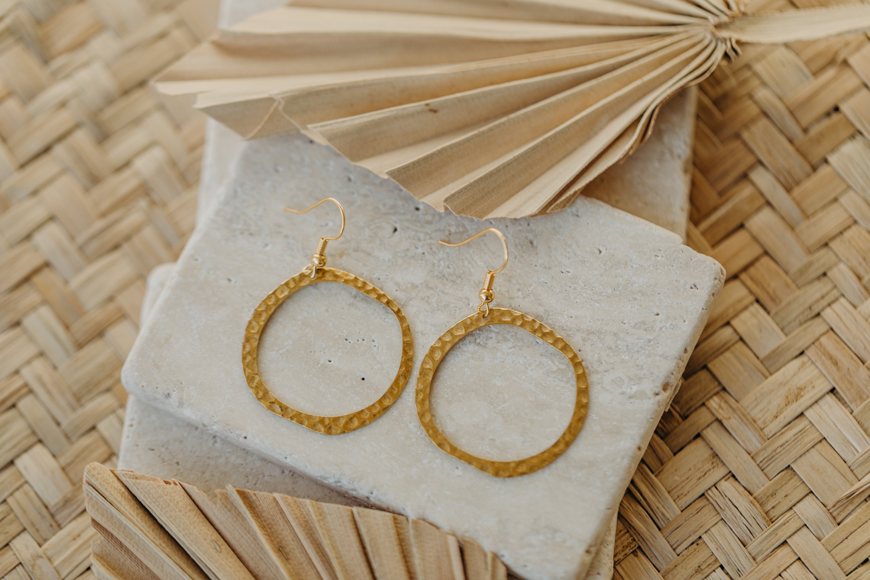 EDDA - ovale gemusterte Messing Ohrringe