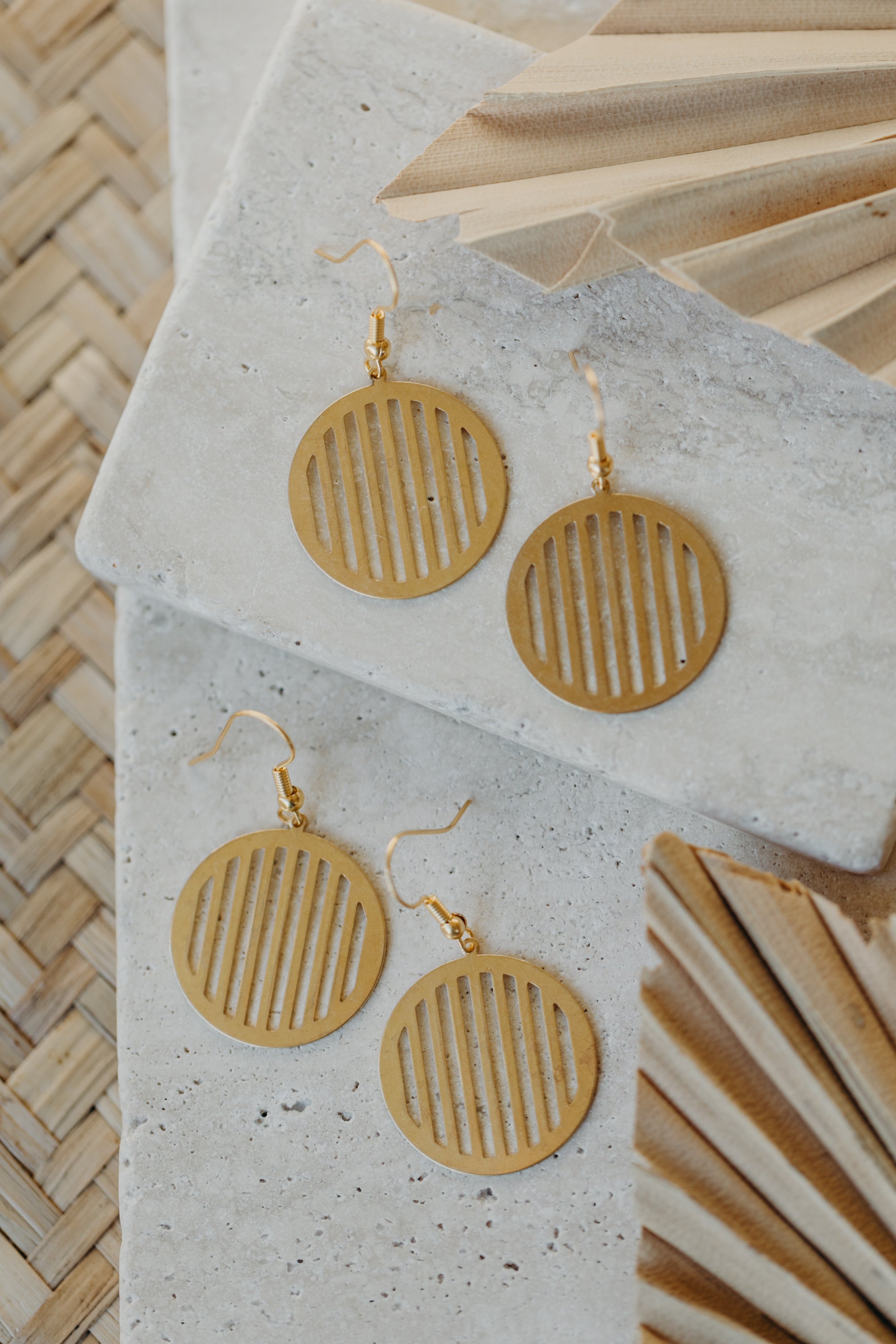 KAIA - runde Ohrringe aus Messing mit Streifen