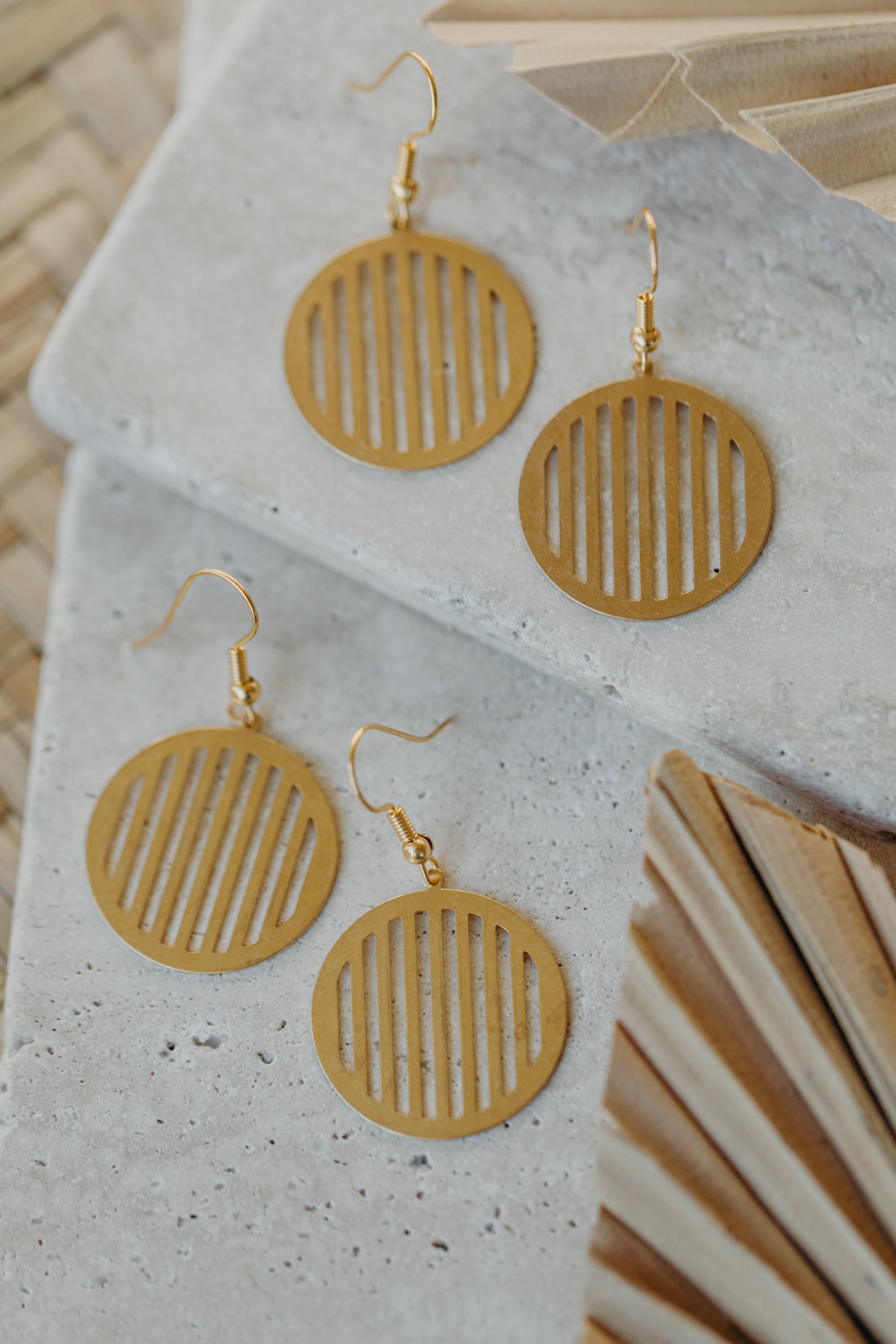 KAIA - runde Ohrringe aus Messing mit Streifen