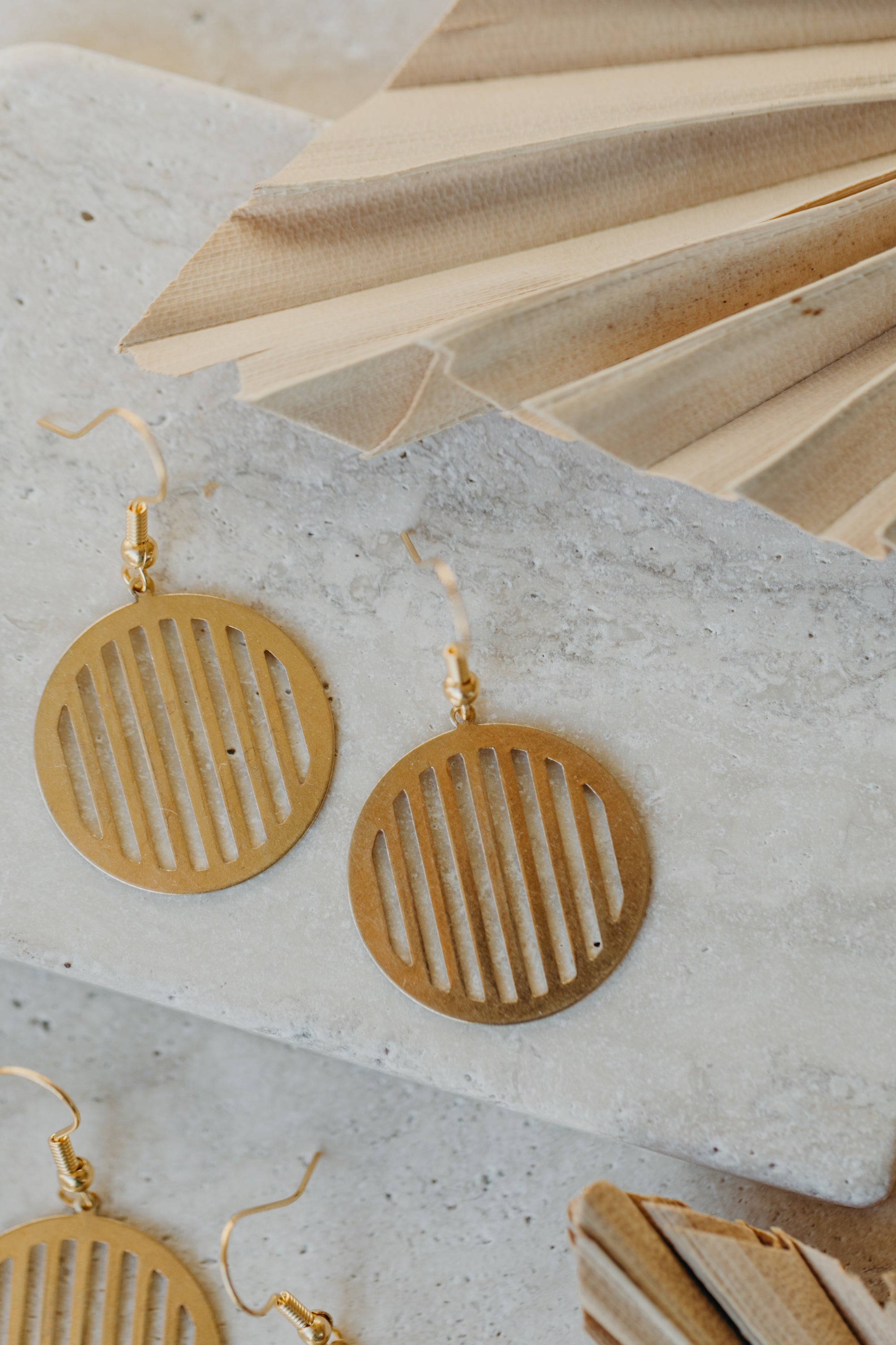 KAIA - runde Ohrringe aus Messing mit Streifen