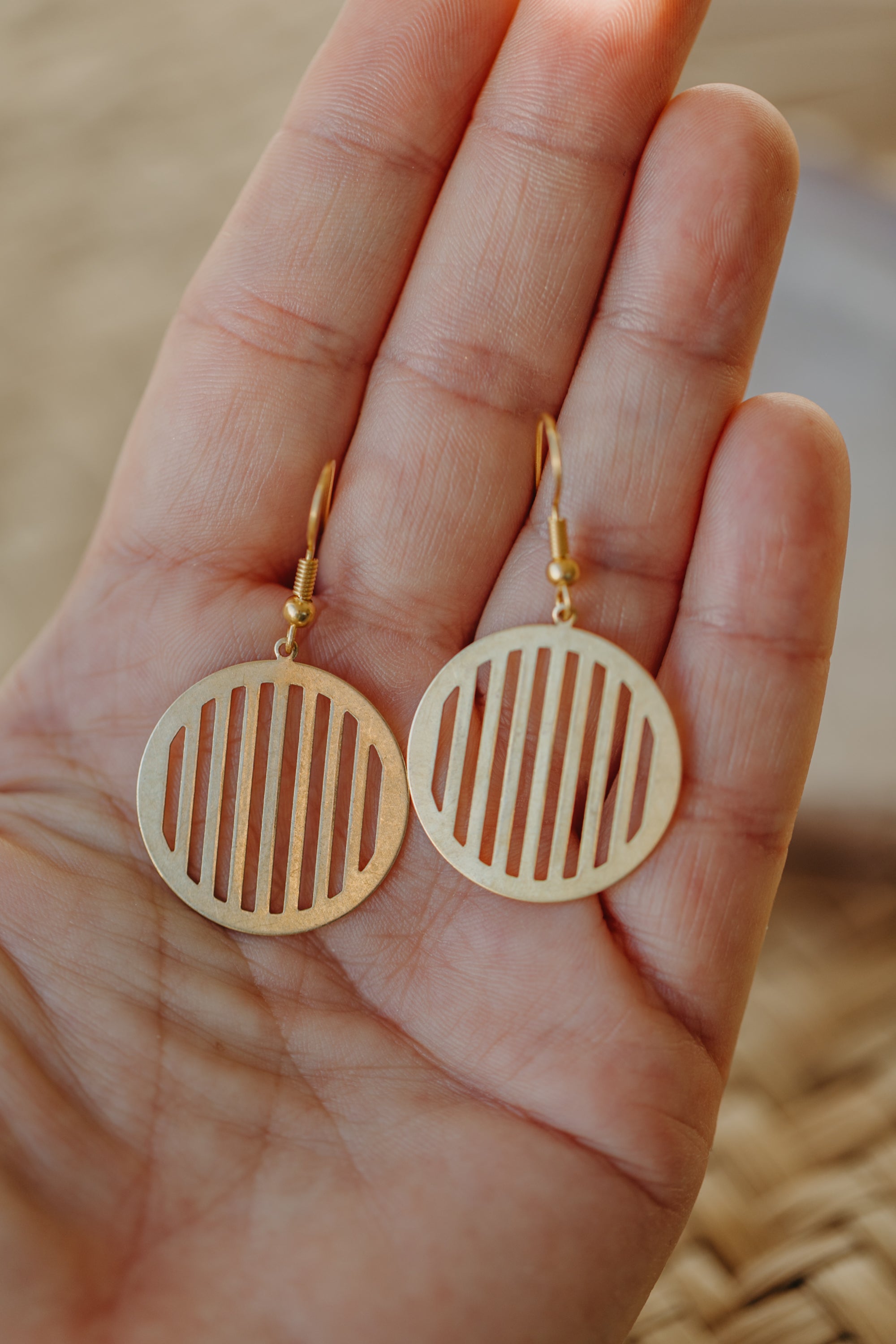 KAIA - runde Ohrringe aus Messing mit Streifen