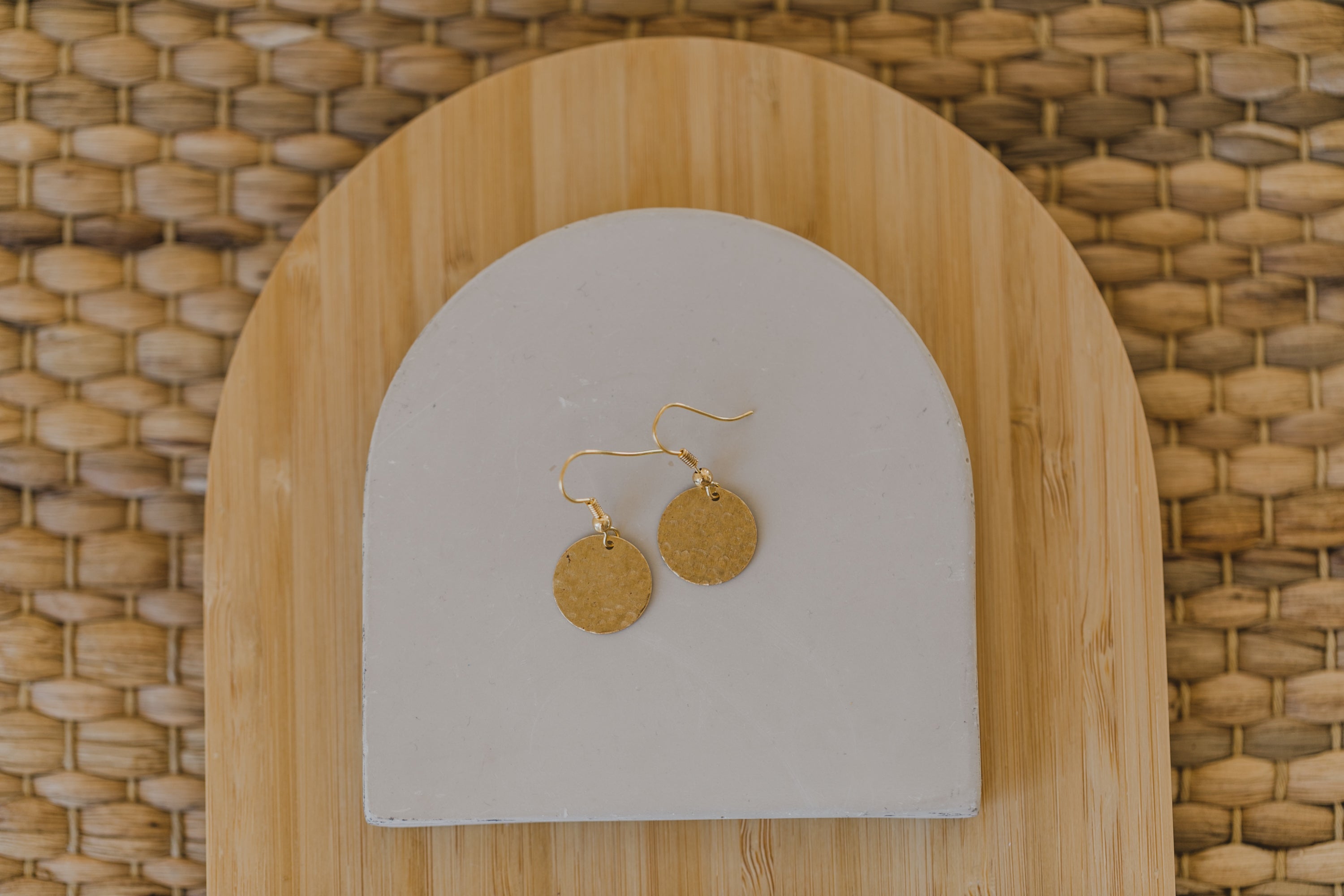 kleine runde Messing Ohrringe mit Struktur