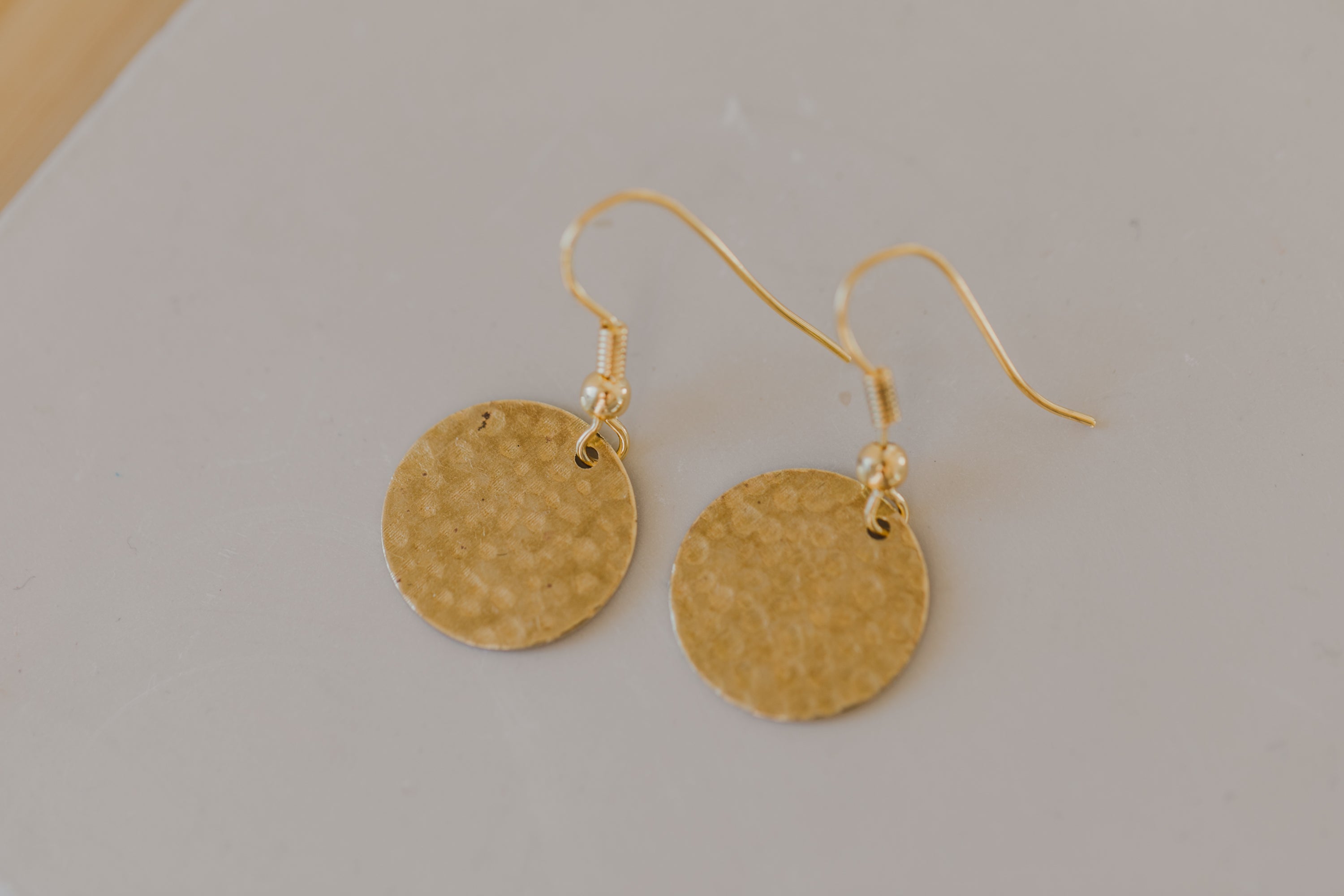kleine runde Messing Ohrringe mit Struktur