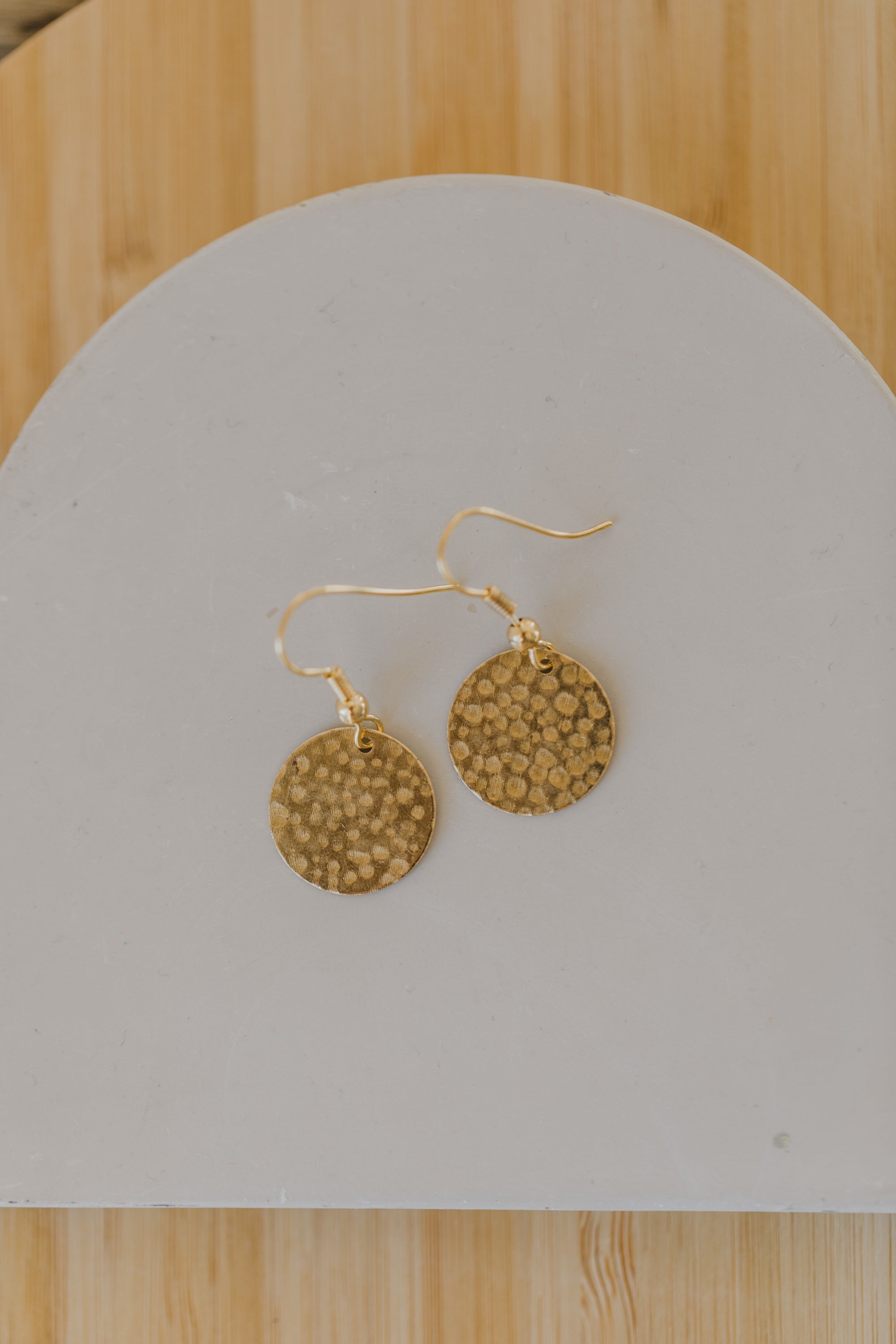 kleine runde Messing Ohrringe mit Struktur
