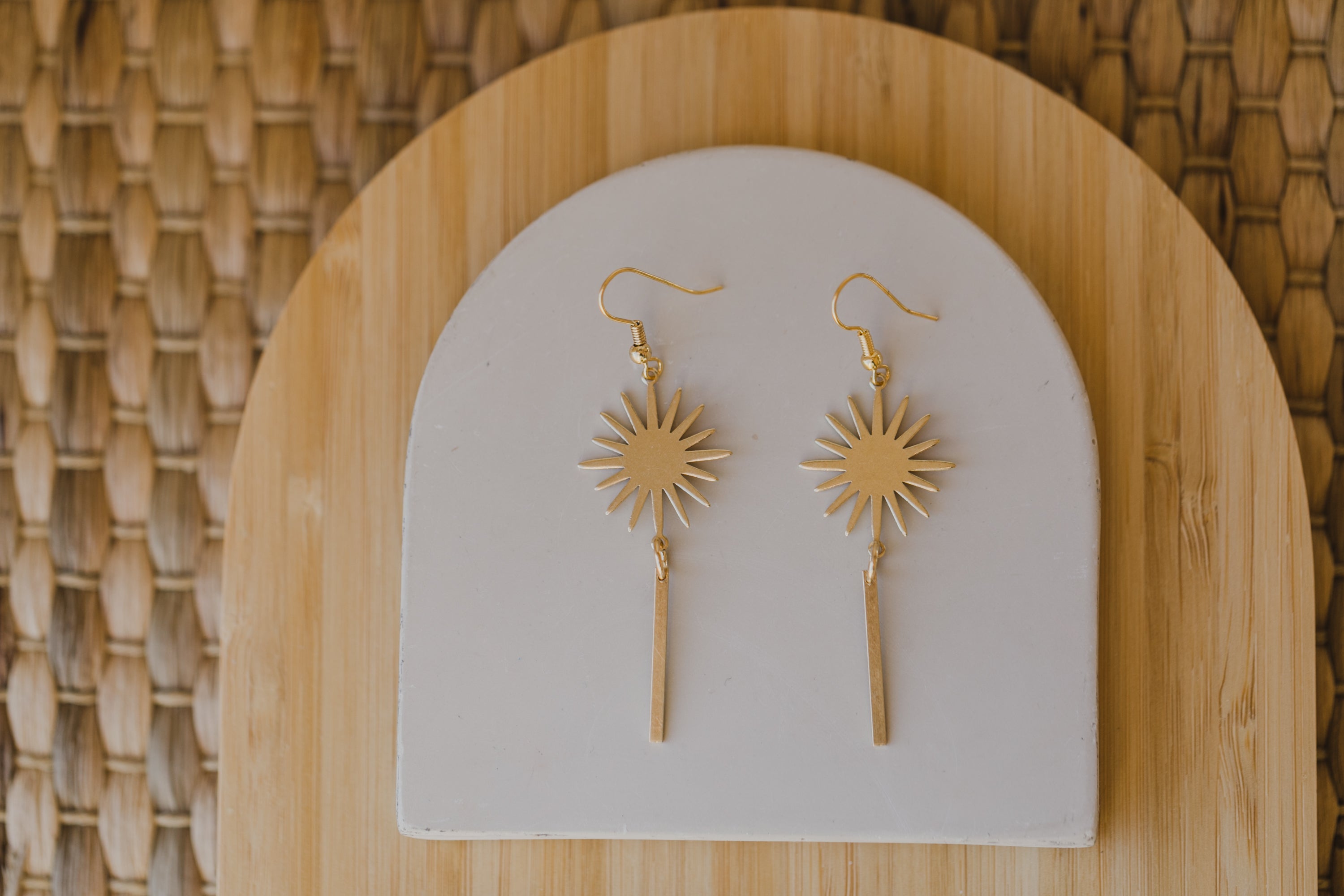 NELLY - große Messing Ohrringe mit Sonnen-Anhänger