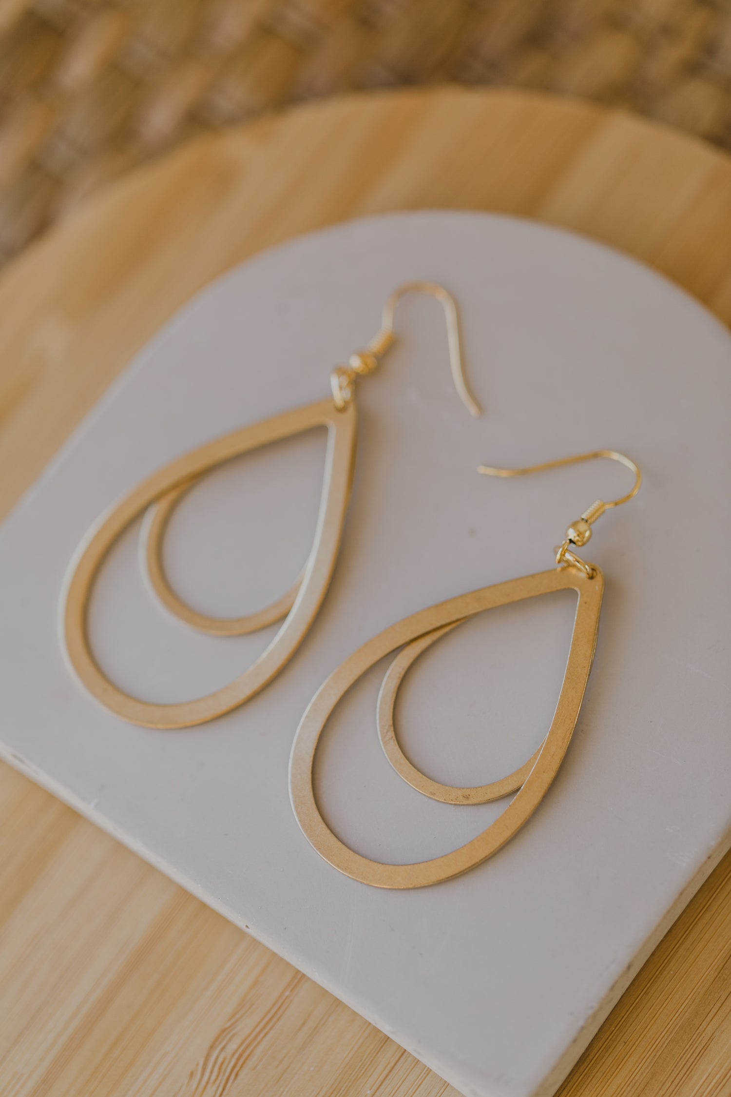 JOLEEN - leichte Messing Ohrringe mit zwei Tropfen