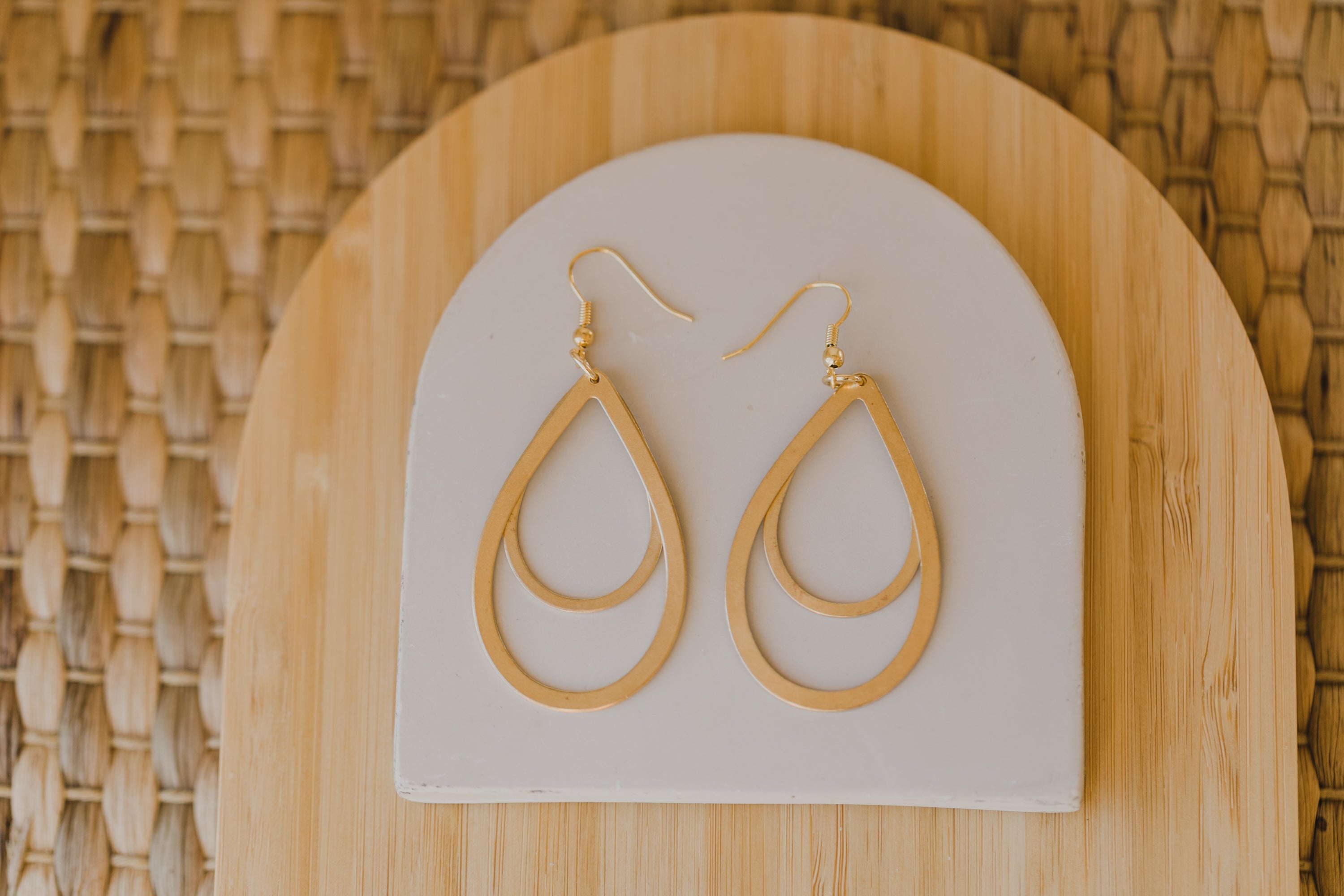 JOLEEN - leichte Messing Ohrringe mit zwei Tropfen