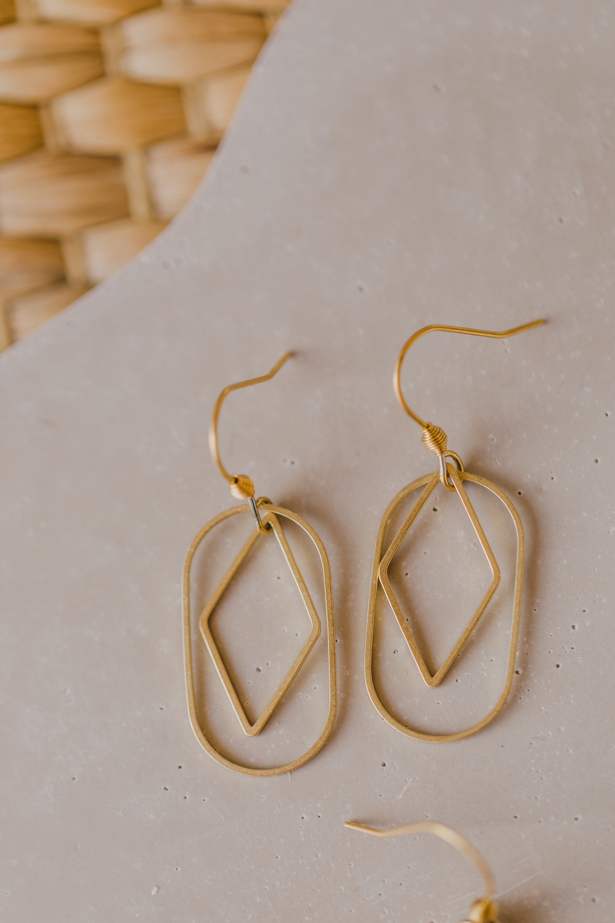 HEDA - leichte ovale Ohrringe aus Messing