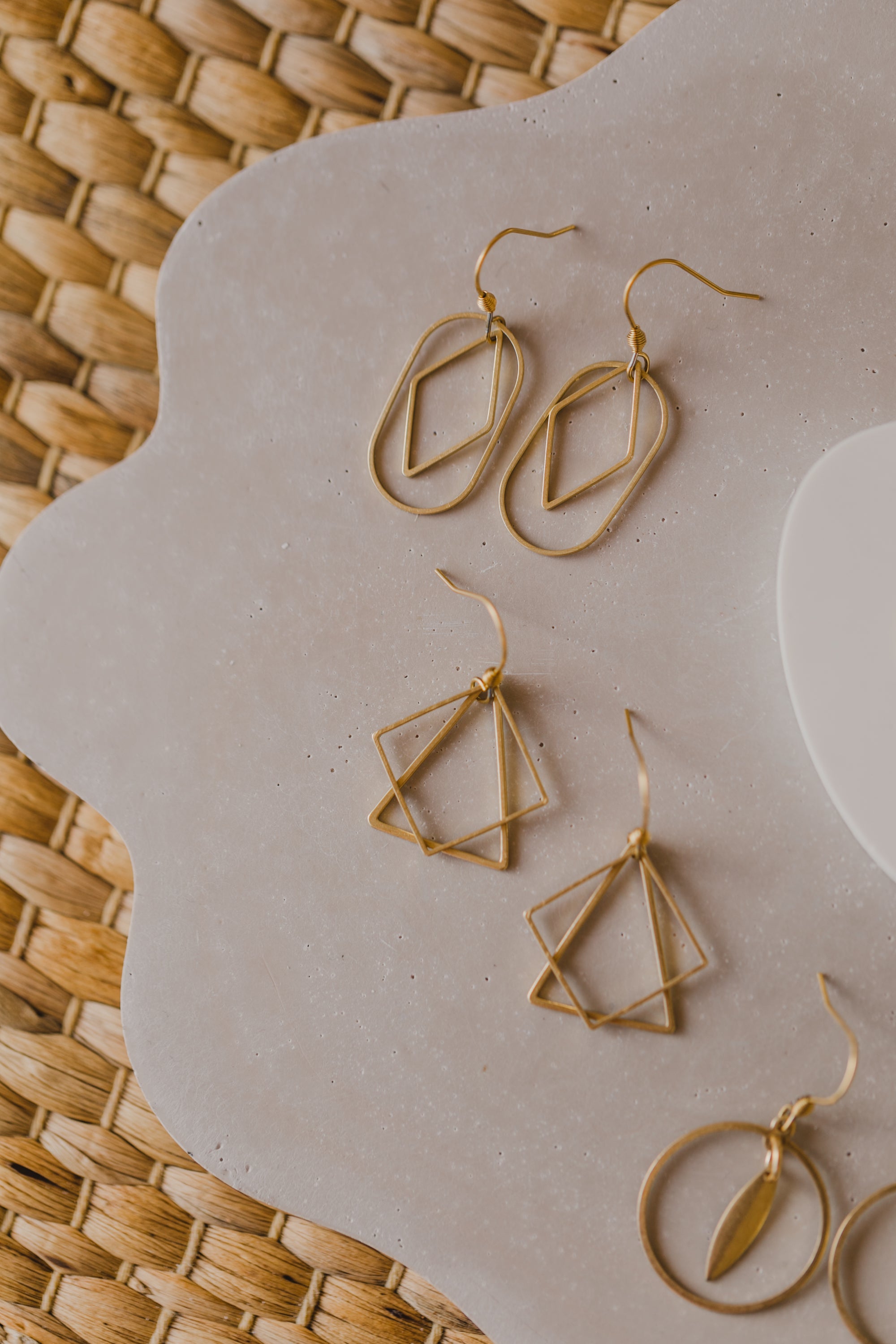 HEDA - leichte ovale Ohrringe aus Messing