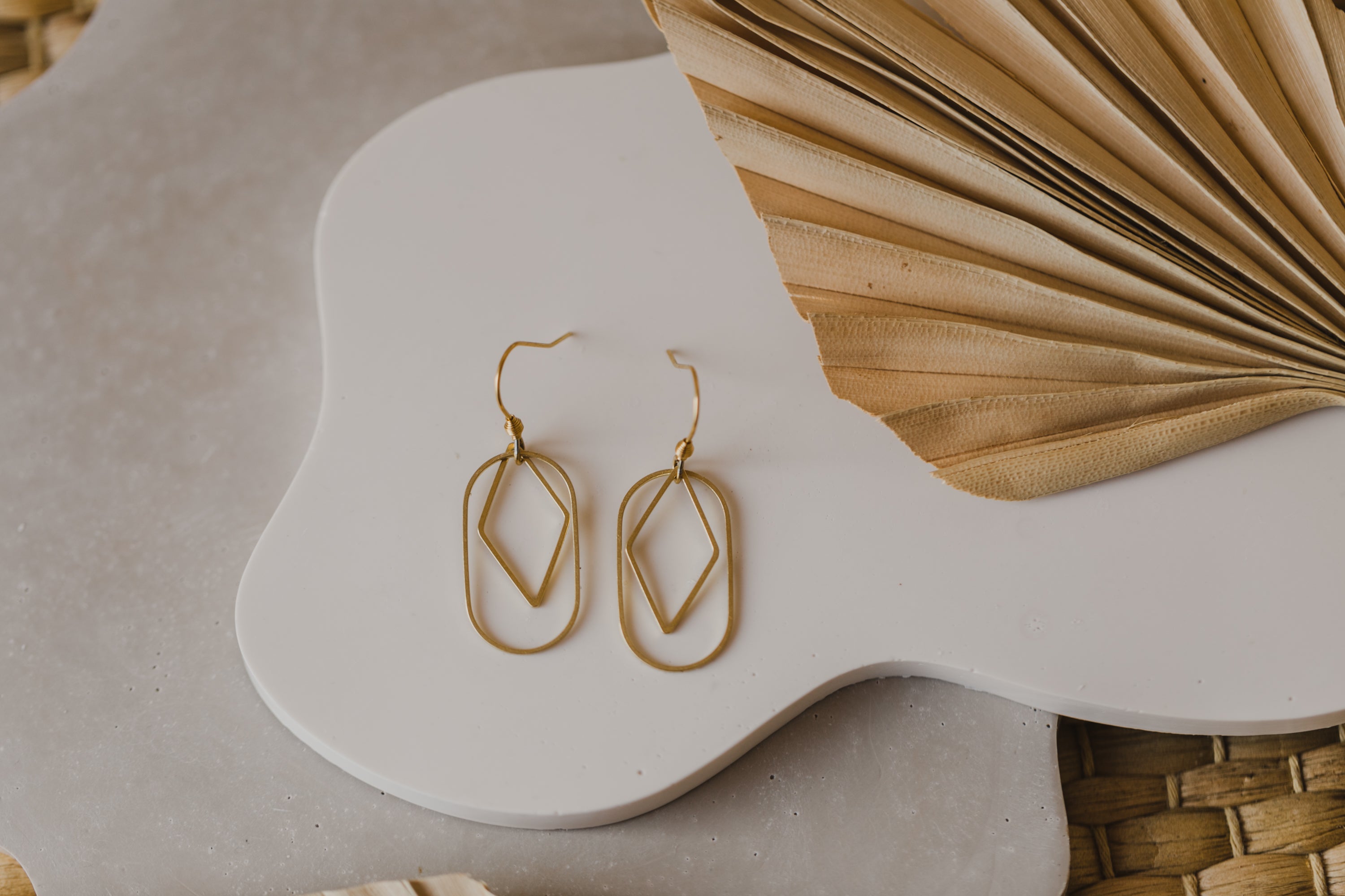 HEDA - leichte ovale Ohrringe aus Messing