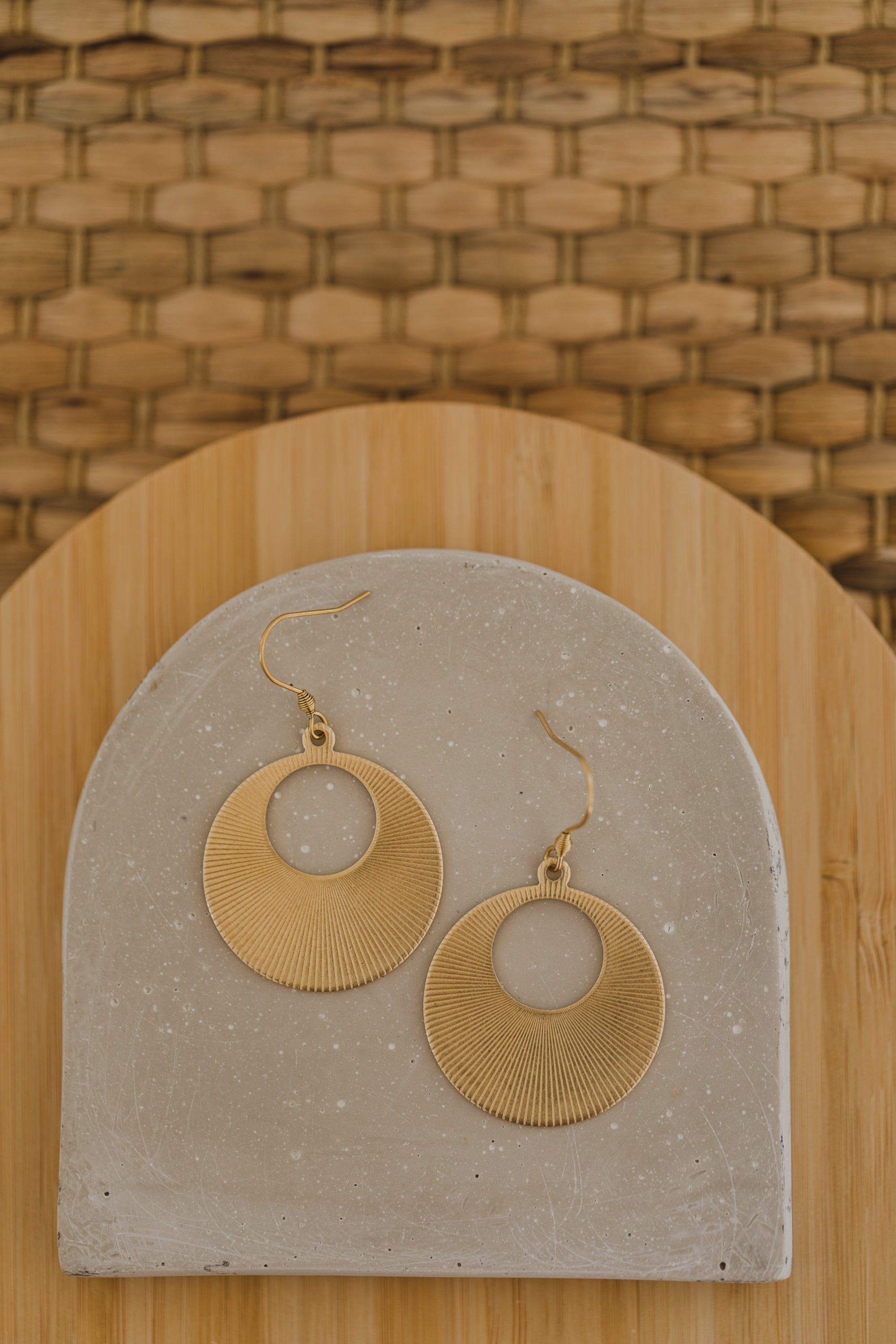 Messing Ohrringe rund mit Aussparung