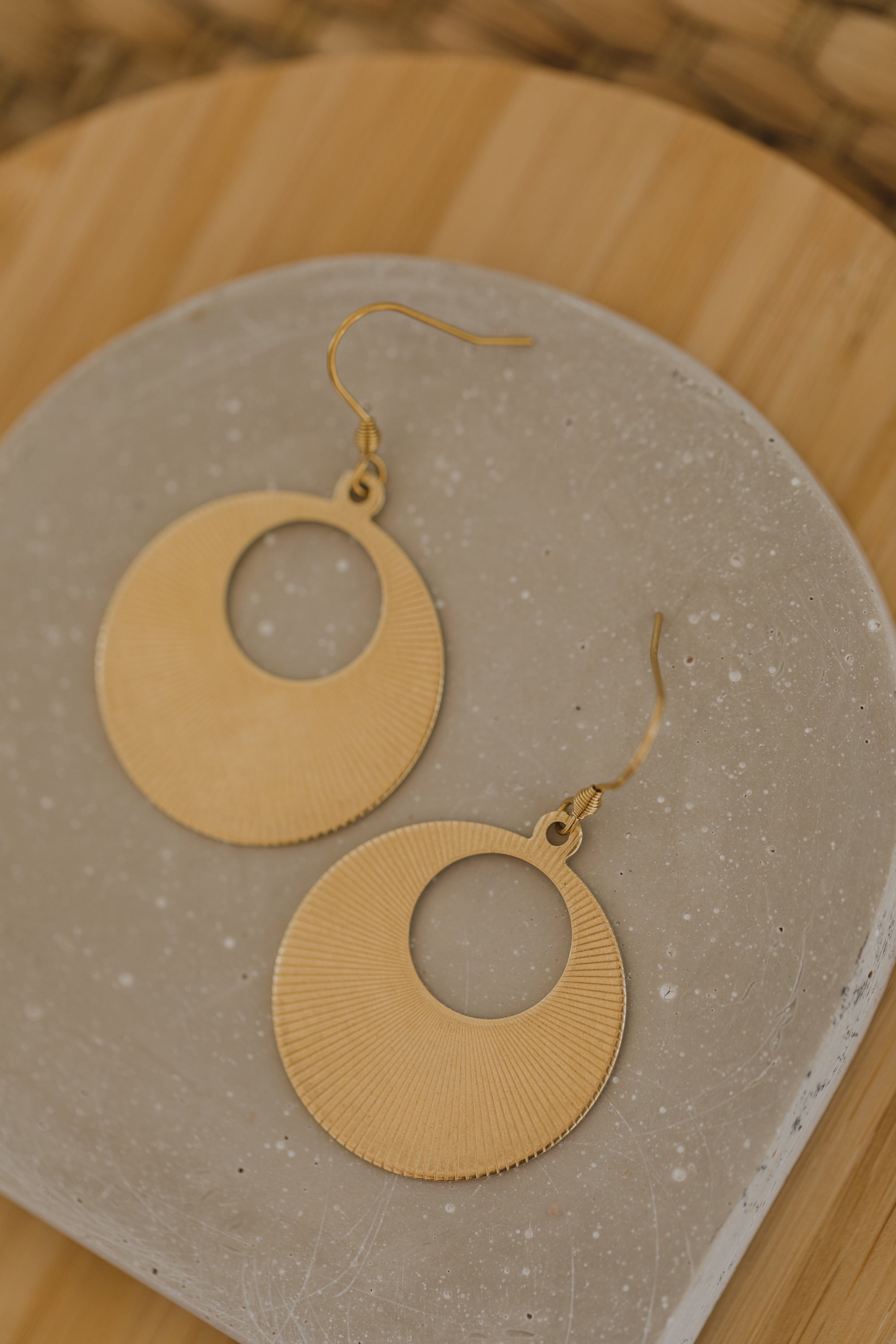 Messing Ohrringe rund mit Aussparung