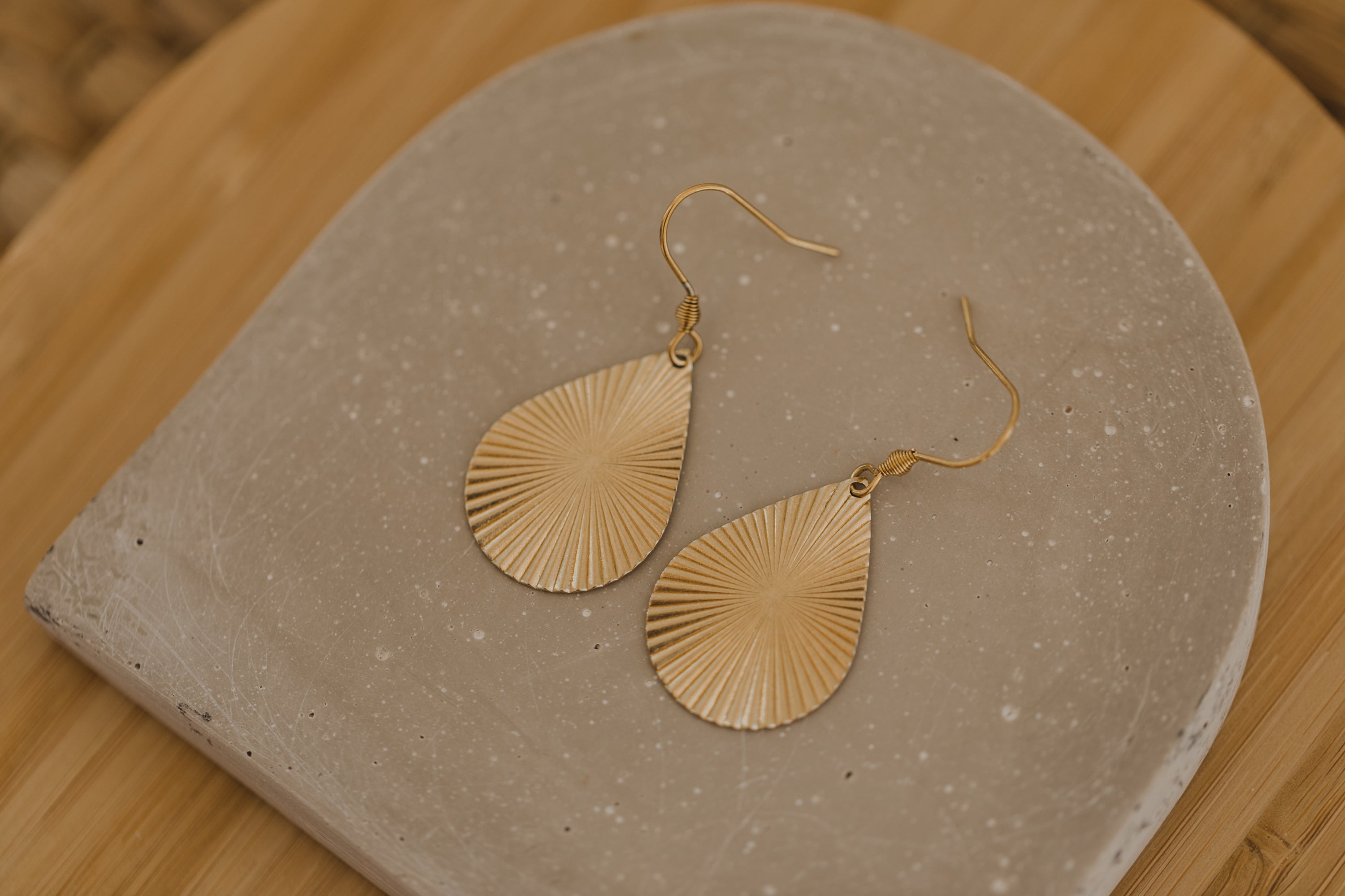 Messing Ohrringe kleiner Tropfen mit Muster