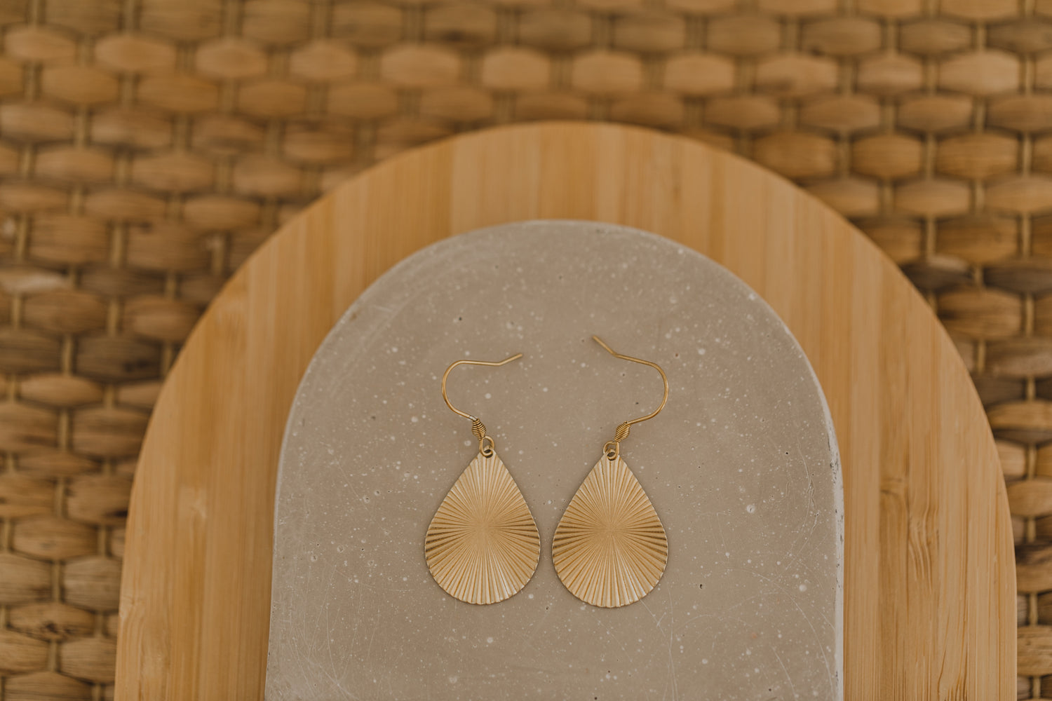 Messing Ohrringe kleiner Tropfen mit Muster