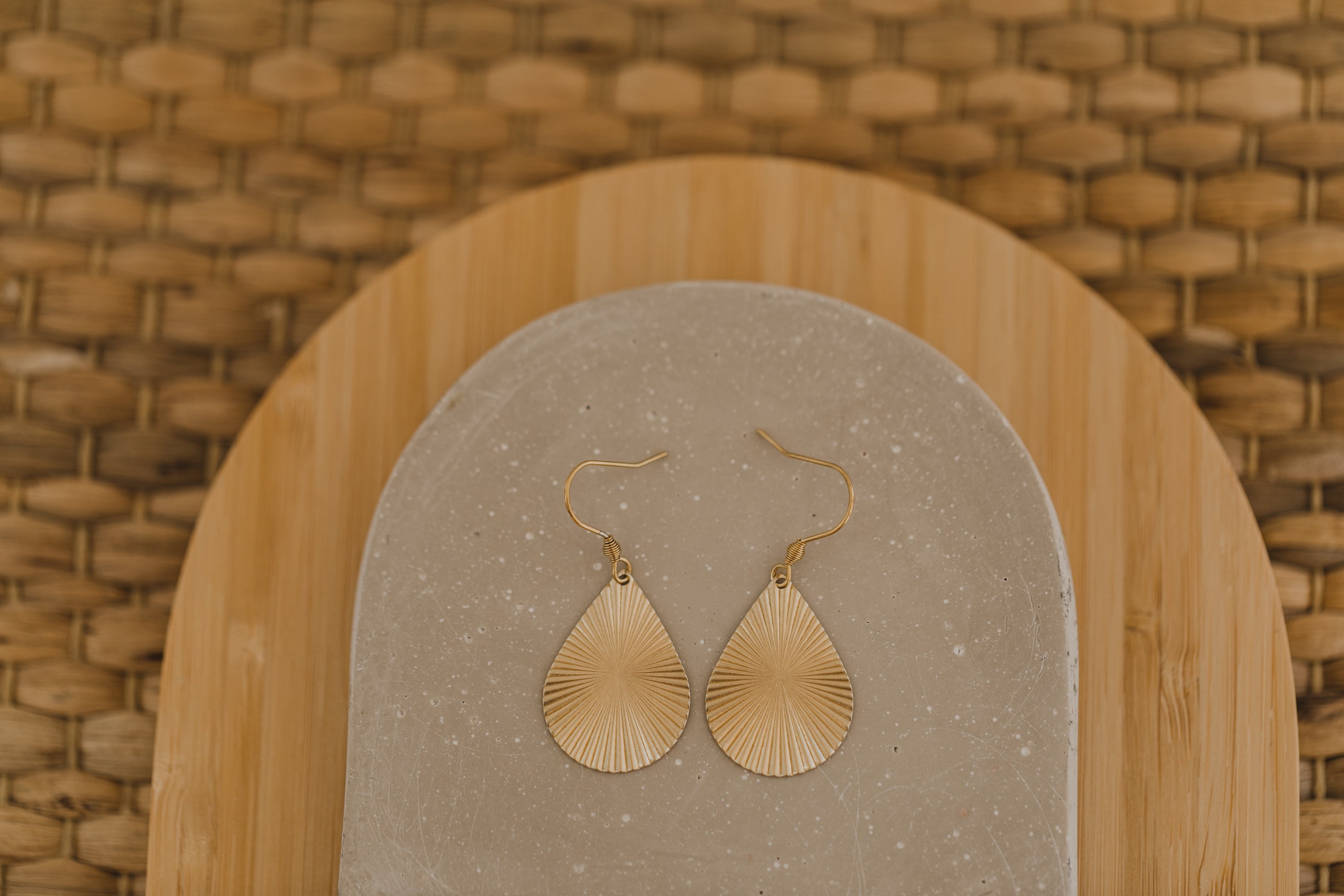 Messing Ohrringe kleiner Tropfen mit Muster