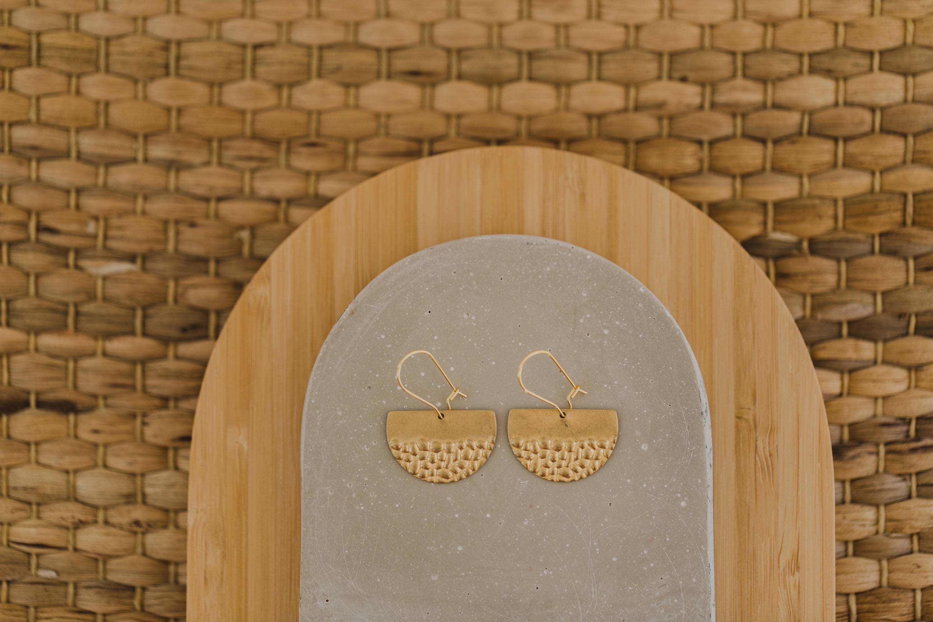 Messing Ohrringe Halbkreis mit Muster