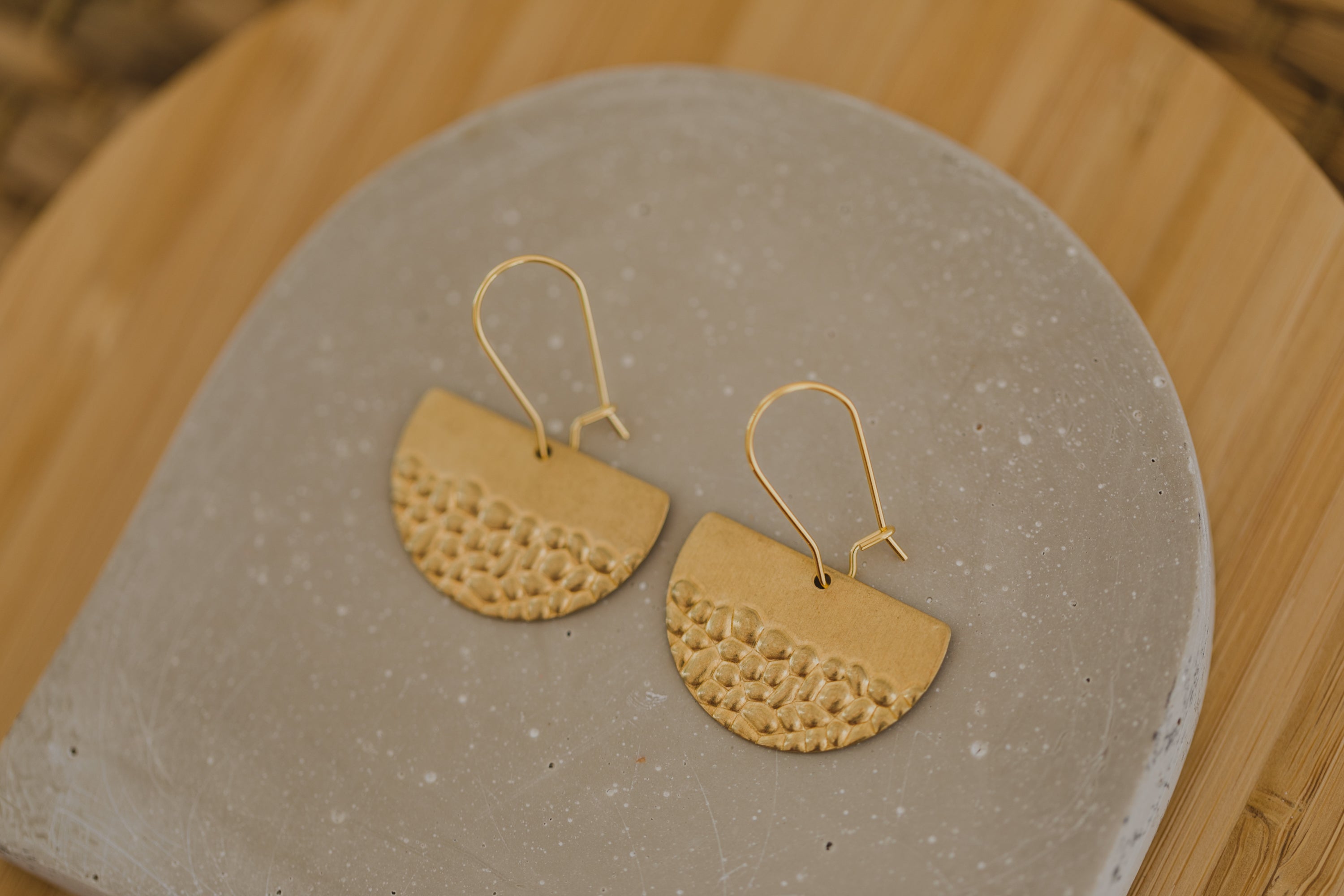 Messing Ohrringe Halbkreis mit Muster