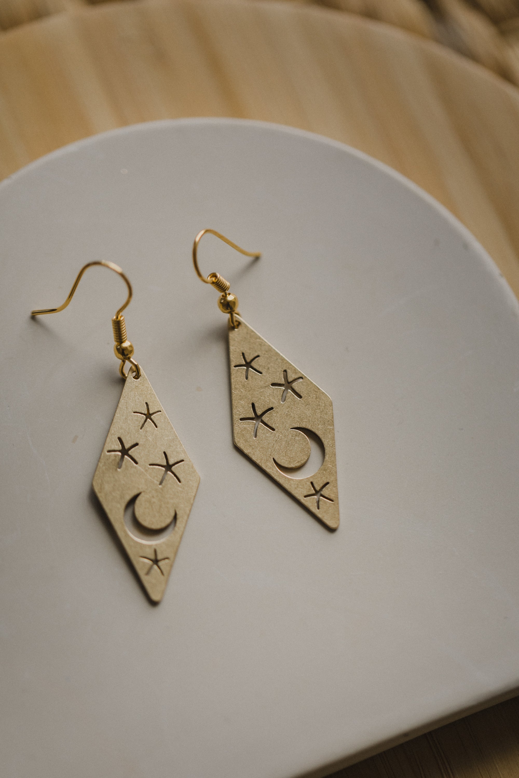 Messing Ohrringe Raute mit Mond und Sternen