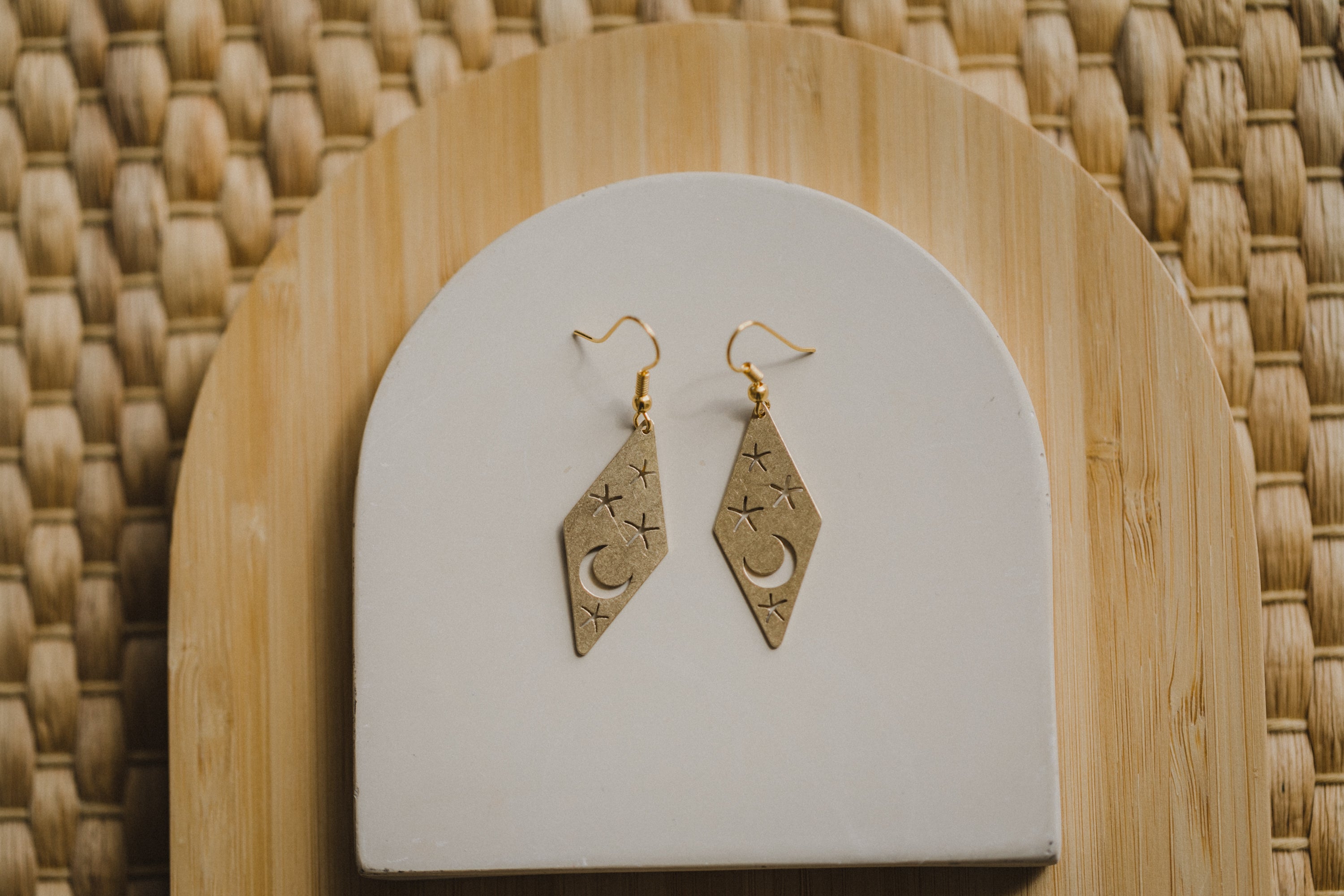 Messing Ohrringe Raute mit Mond und Sternen