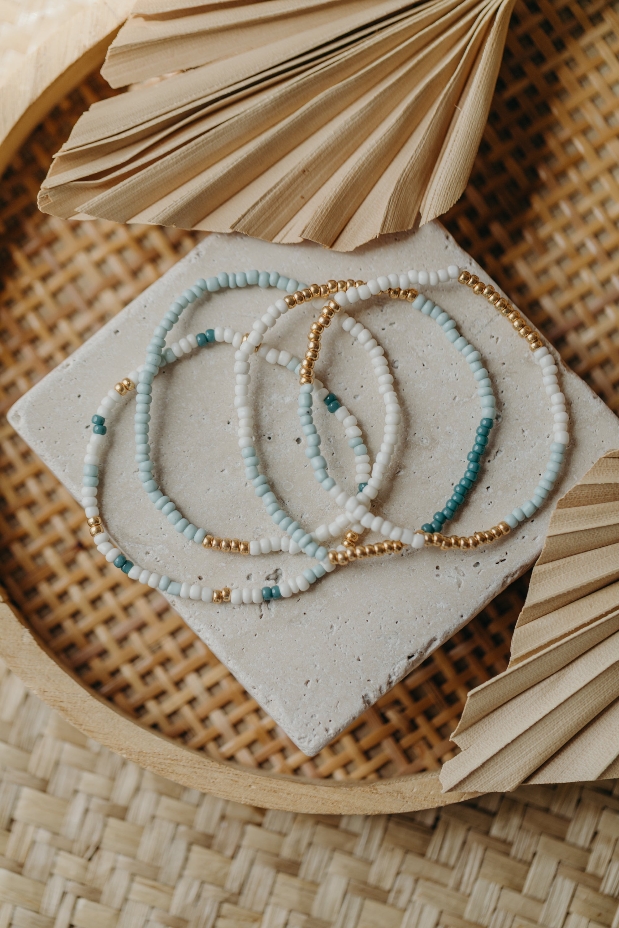 two-tone glass bead bracelet blue & cream